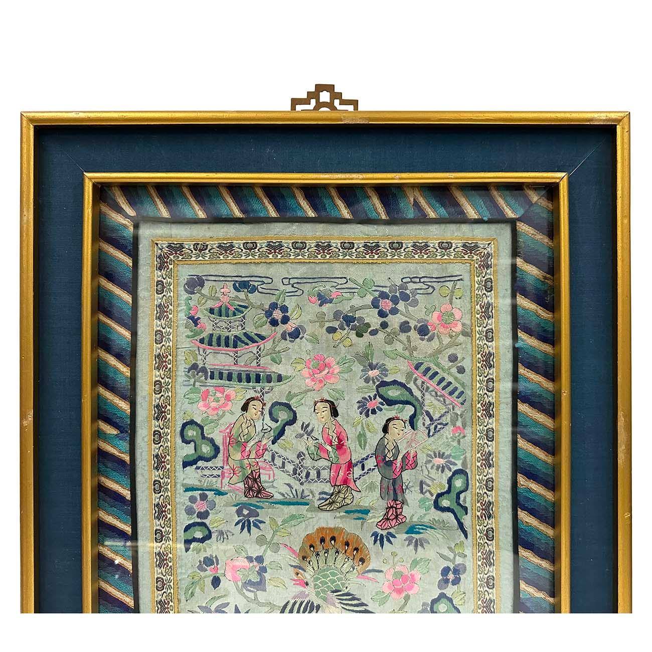 Ursprünglich aus Hongkong gekauft, präsentiert sich diese chinesische antike Stickerei in Museumsqualität.  Dieses Textil ist ein Rondell, das wahrscheinlich von der vorderen Mitte eines adligen Frauengewandes stammt und auf die späte Qing-Dynastie,
