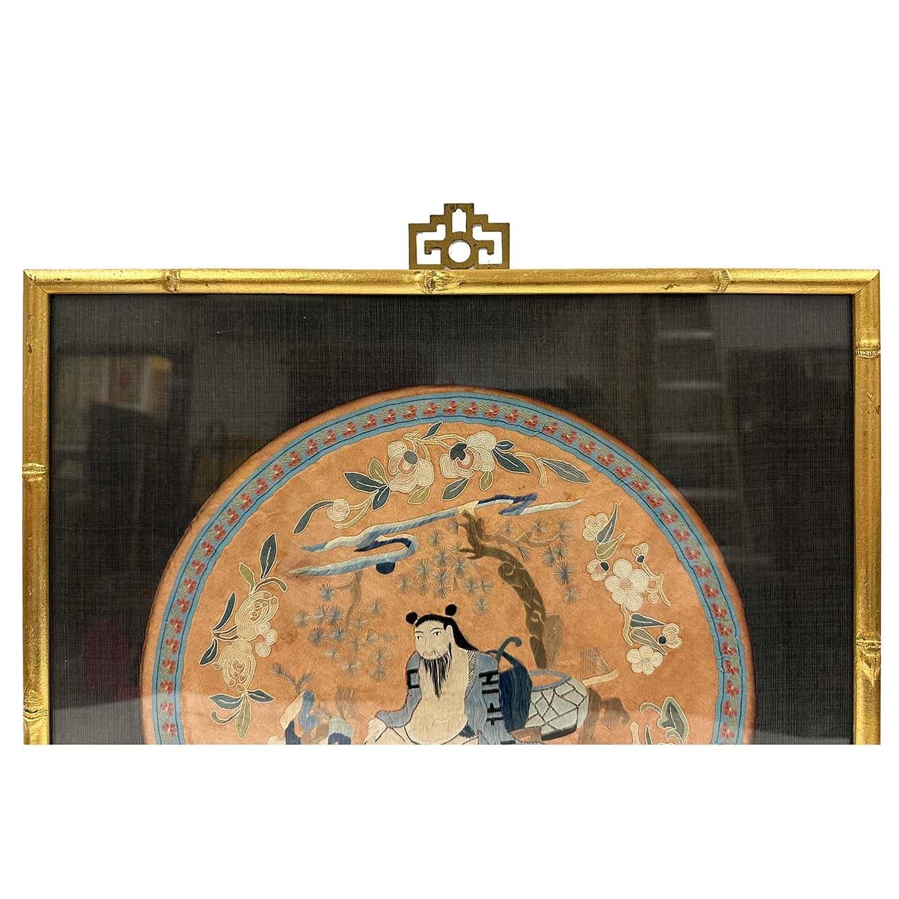 Achetée à l'origine à Hong Kong, cette broderie antique chinoise est présentée dans une qualité muséale.  Ce textile est un motif en ronde-bosse provenant probablement du devant central d'une robe de femme noble. Il est daté de la fin de la dynastie