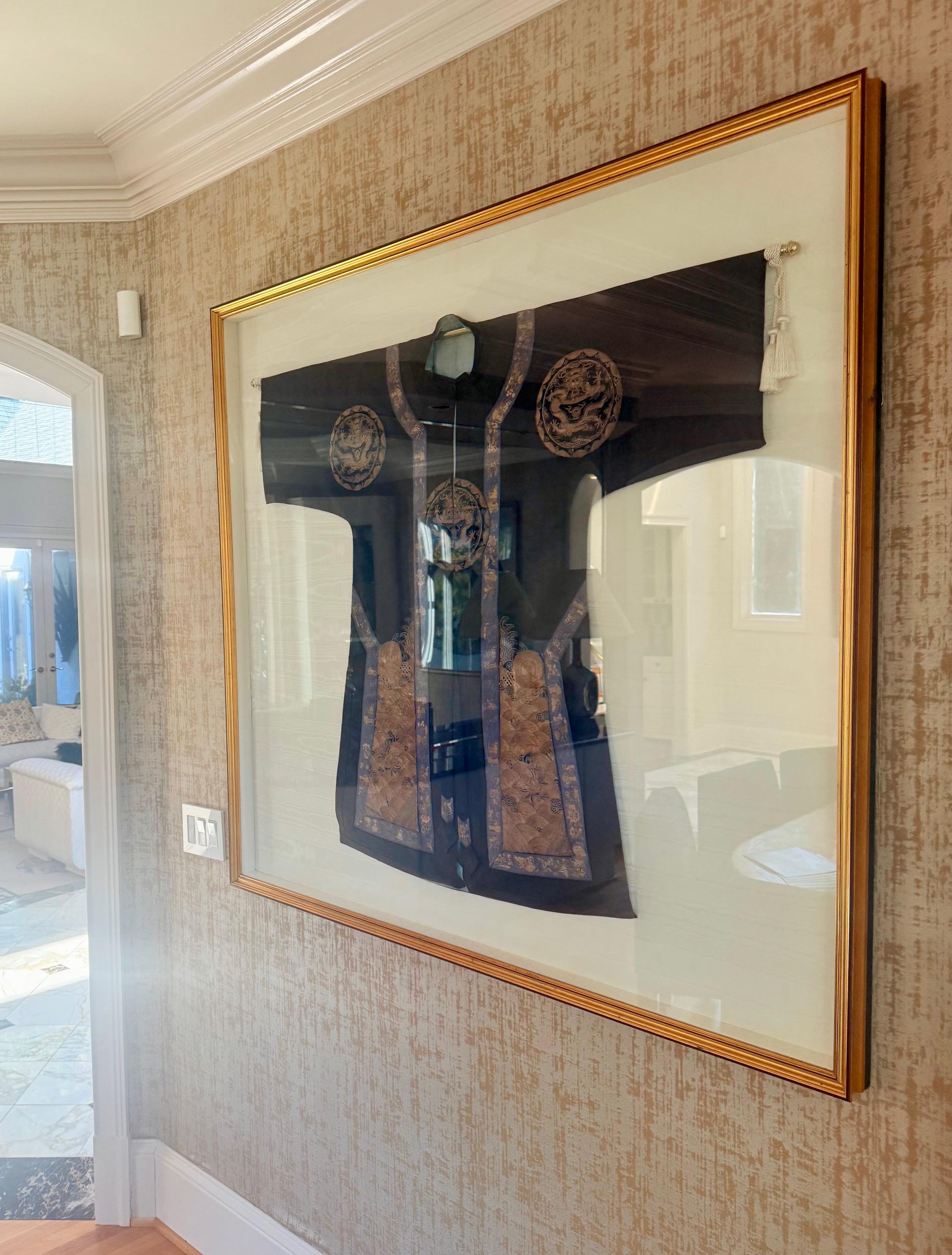 Robe en soie chinoise ancienne encadrée avec motif de rondelle de dragon en vente 8