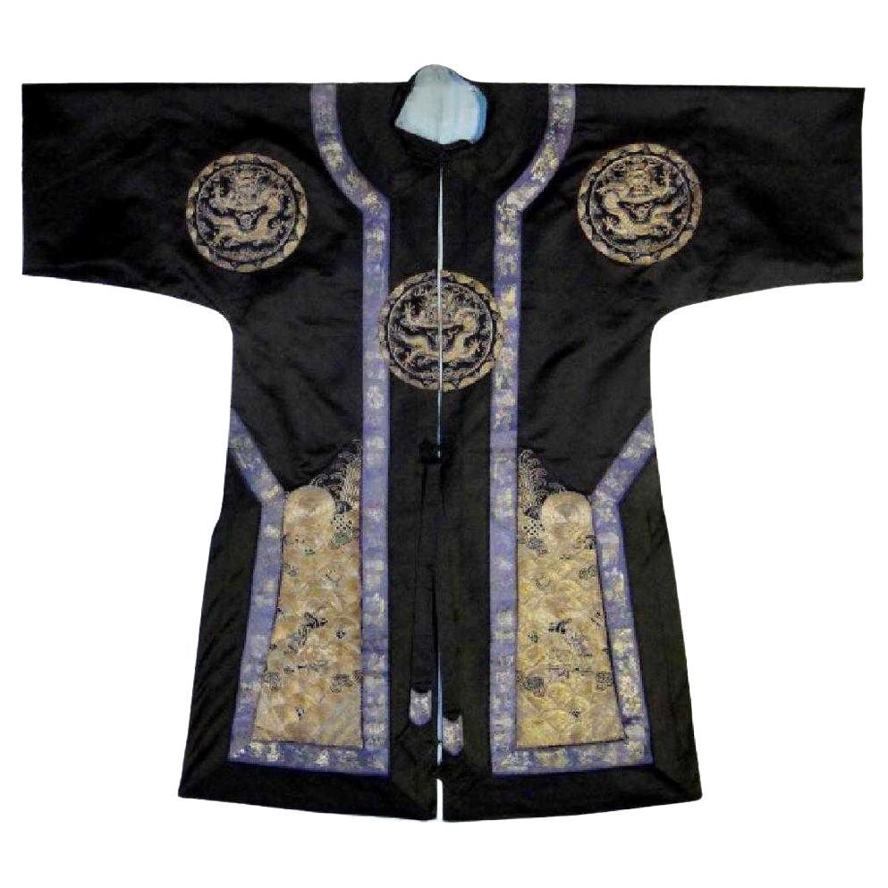 Robe en soie chinoise ancienne encadrée avec motif de rondelle de dragon en vente