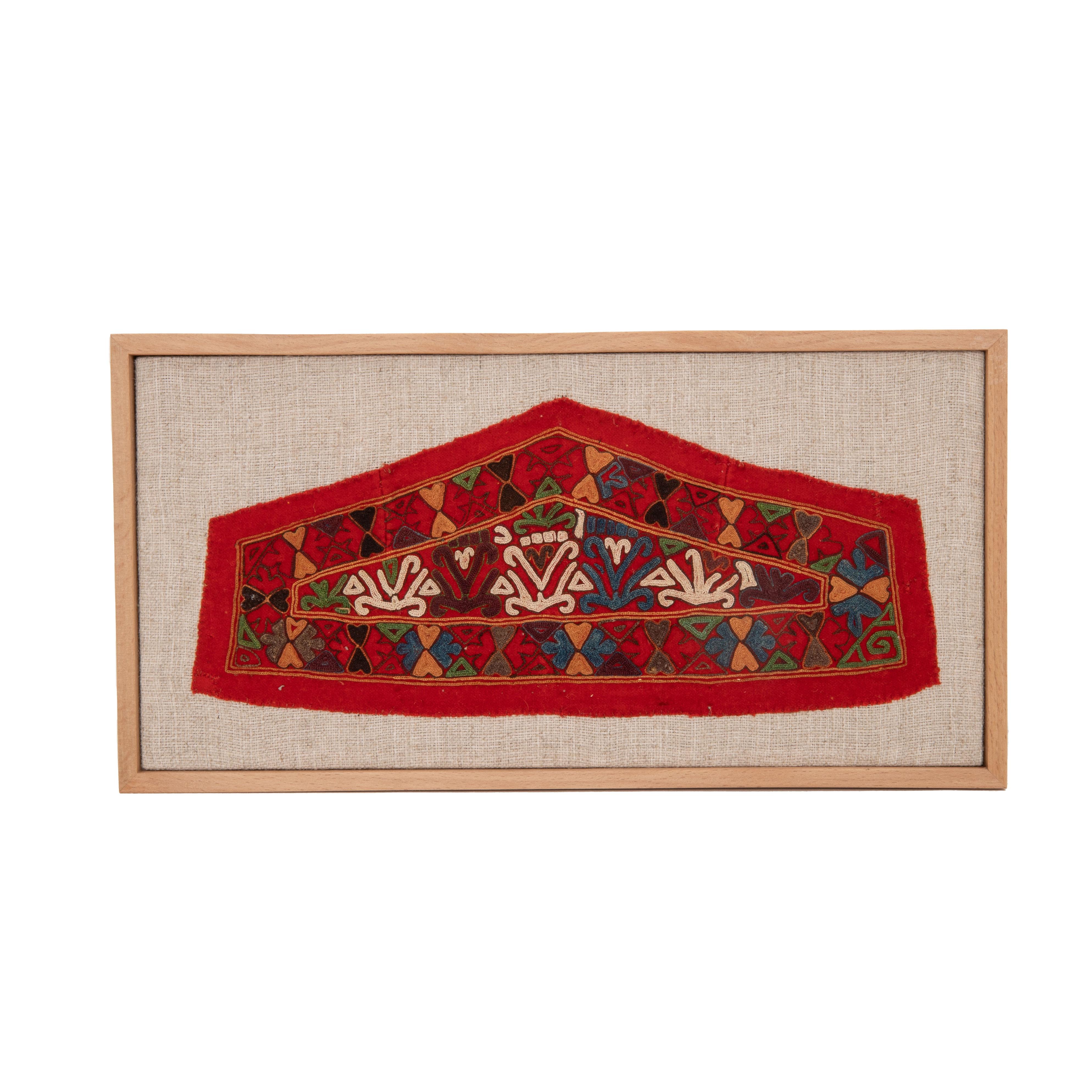 Le fragment a d'abord été soutenu à la main sur une toile de lin, puis tendu sur un châssis en bois et terminé par un cadre en bois.
19ème C.I.C. Turkménistan
Prêt à être accroché au mur.

L'article encadré ci-dessus a été fabriqué à partir d'une