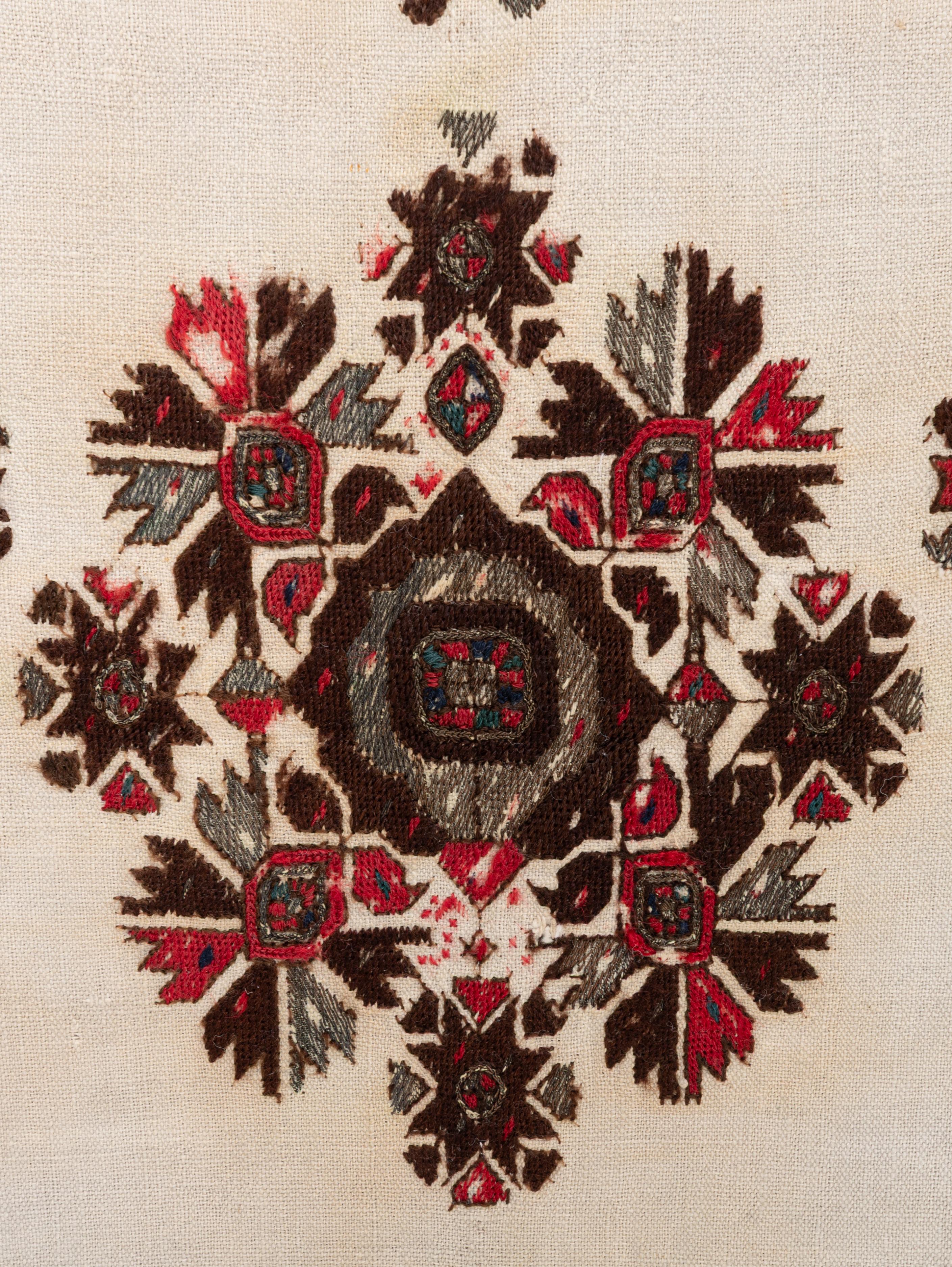 Artisanat Fragment de broderie ancienne d'Europe de l'Est encadré, début du 20e siècle. en vente