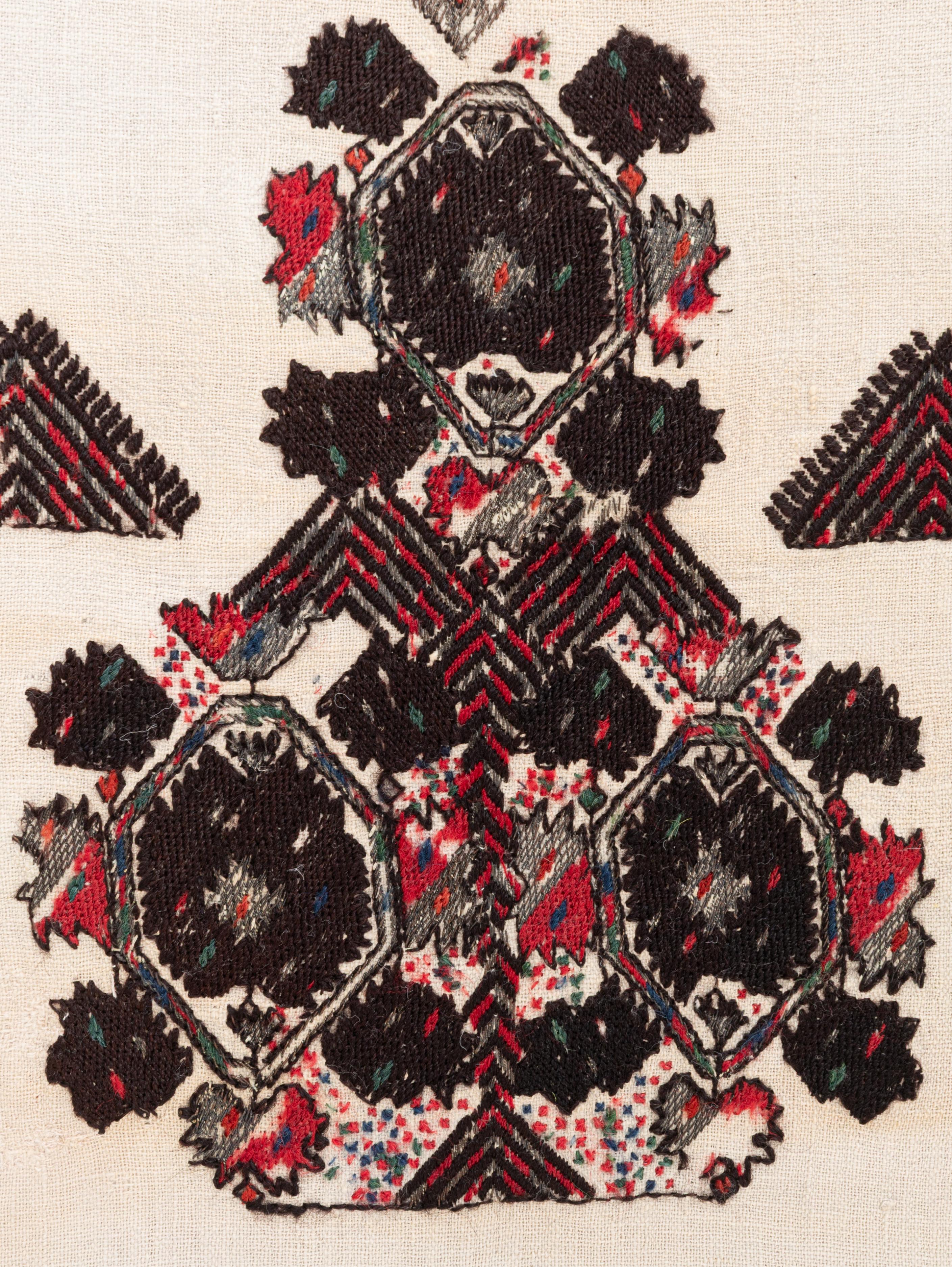 Artisanat Fragment de broderie ancienne d'Europe de l'Est encadré, début du 20e siècle. en vente