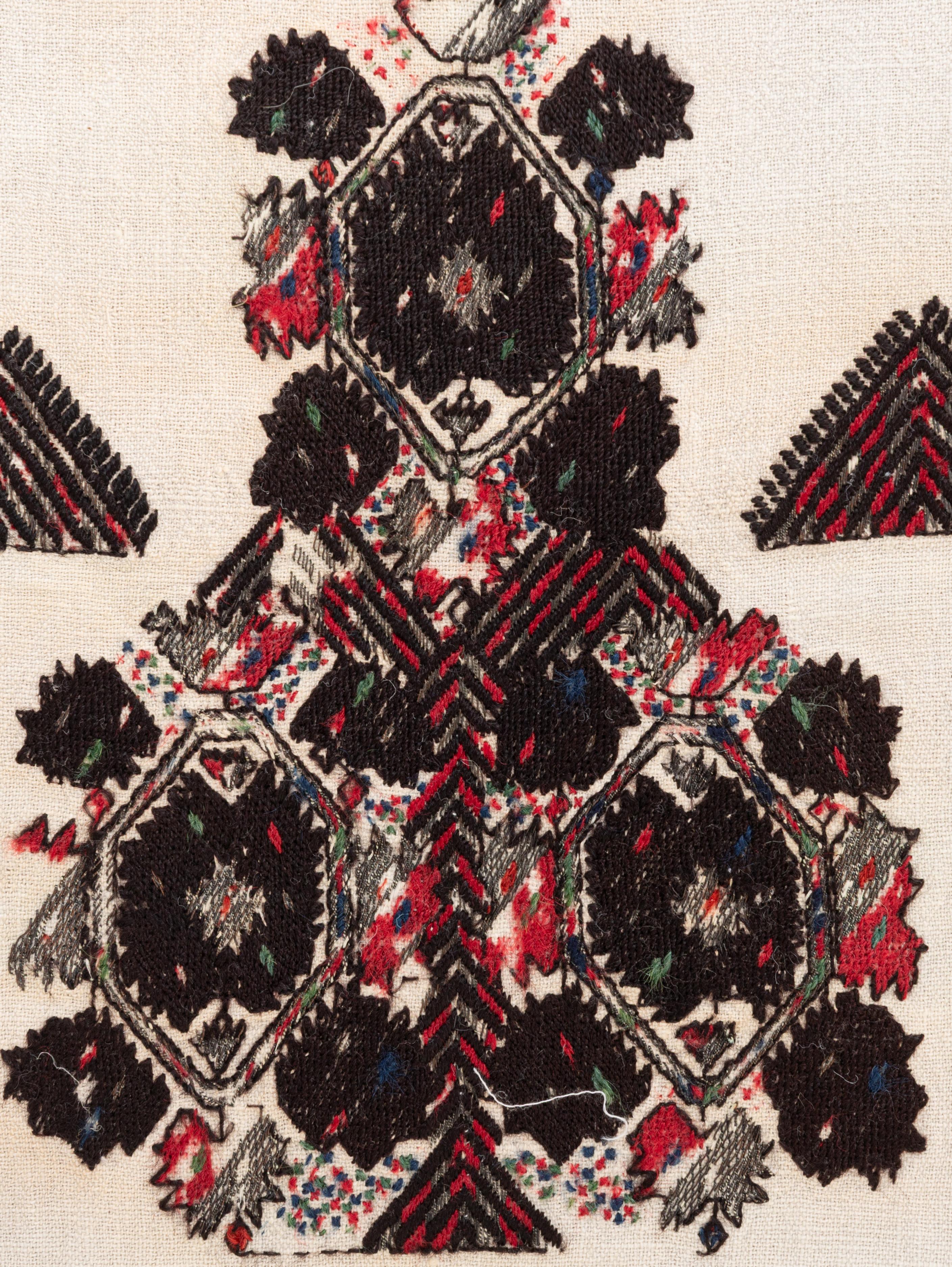 Artisanat Fragment de broderie ancienne d'Europe de l'Est encadré, début du 20e siècle. en vente