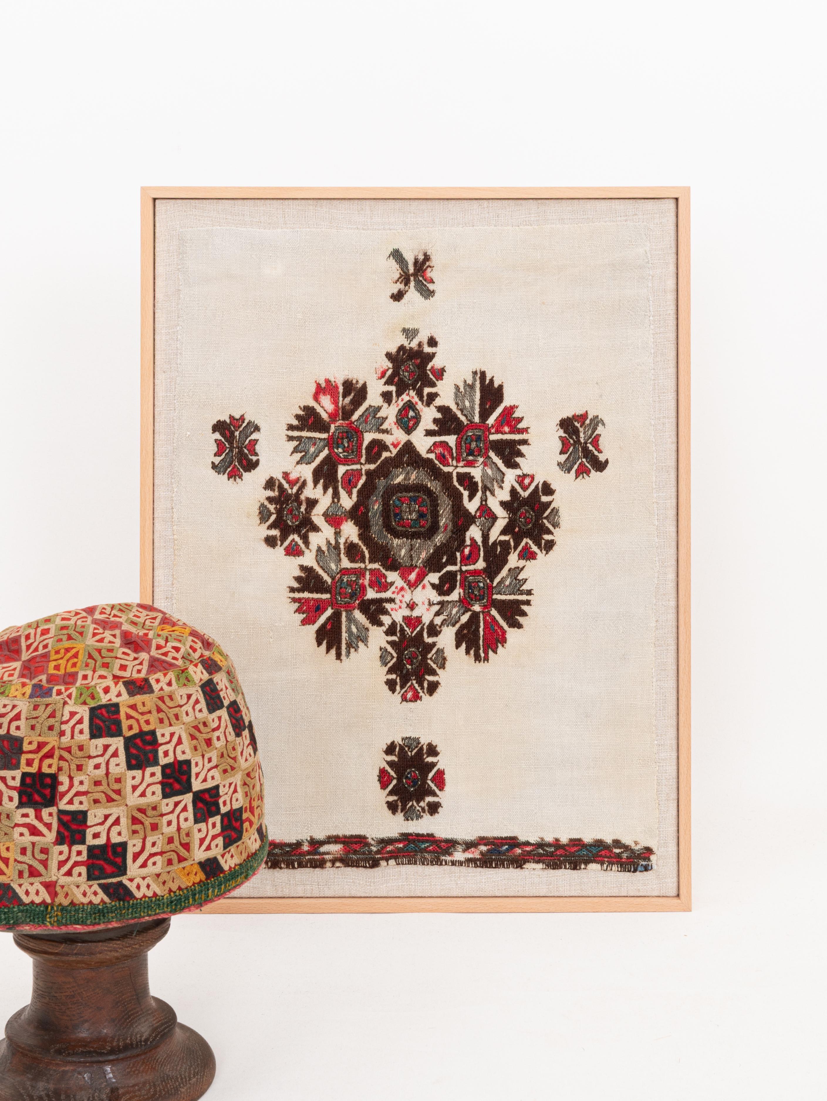 Bulgare Fragment de broderie ancienne d'Europe de l'Est encadré, début du 20e siècle. en vente