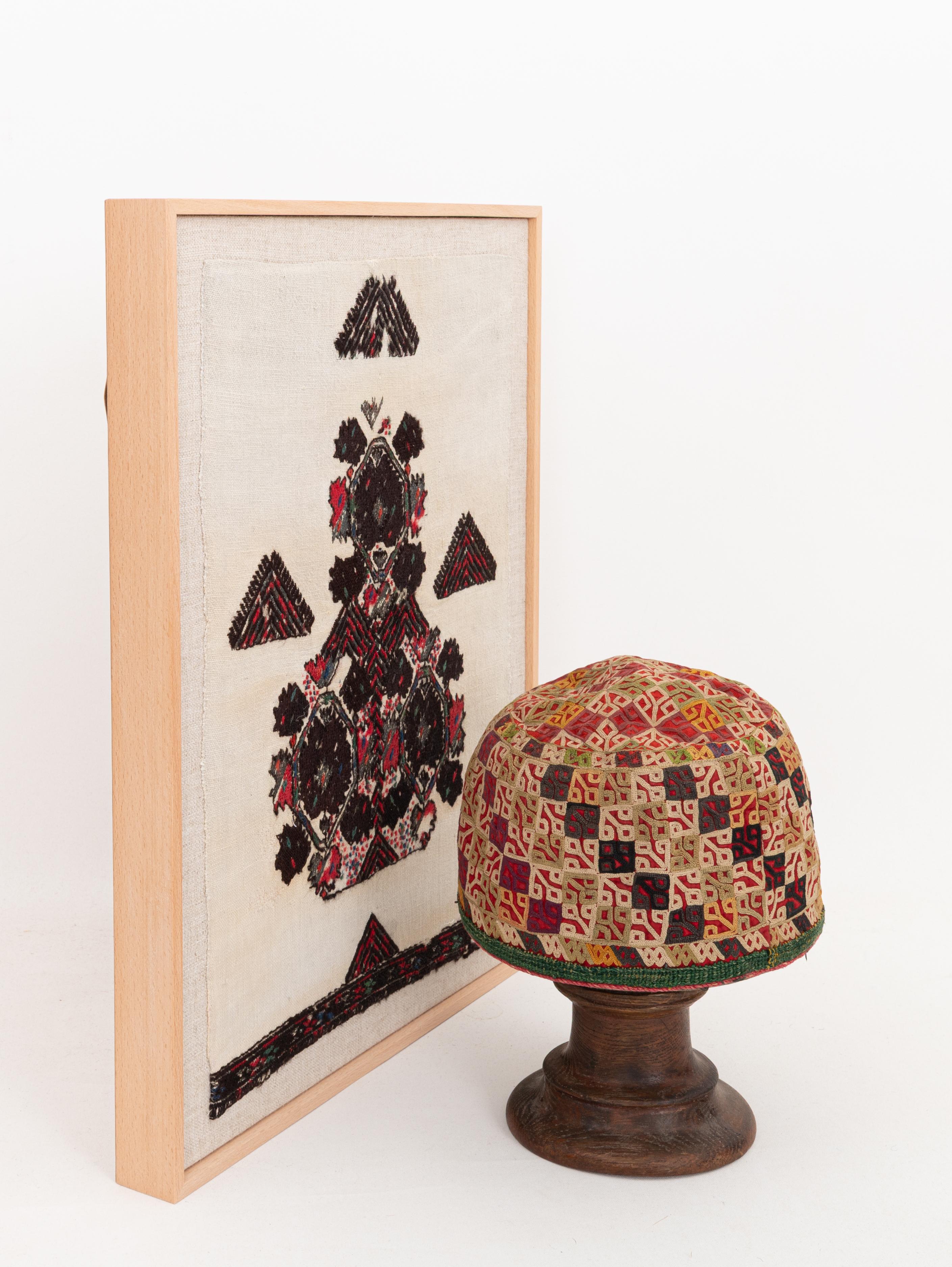 Bulgare Fragment de broderie ancienne d'Europe de l'Est encadré, début du 20e siècle. en vente
