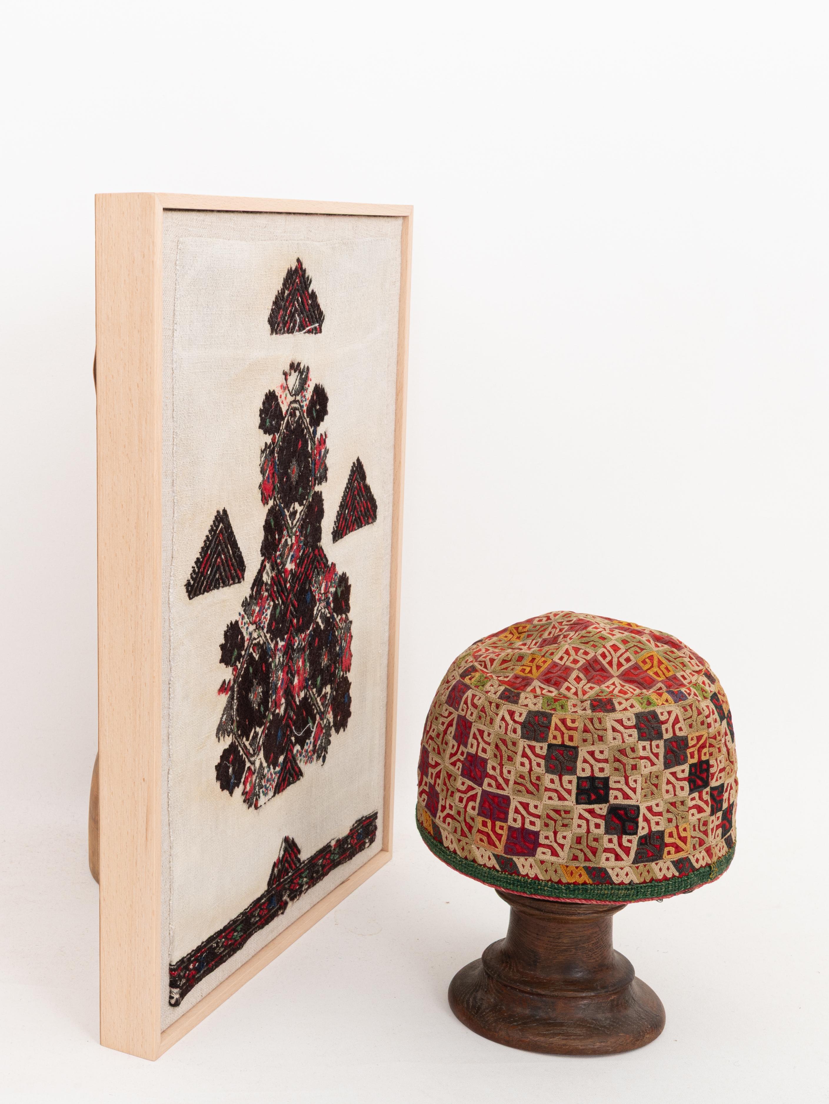 Bulgare Fragment de broderie ancienne d'Europe de l'Est encadré, début du 20e siècle. en vente