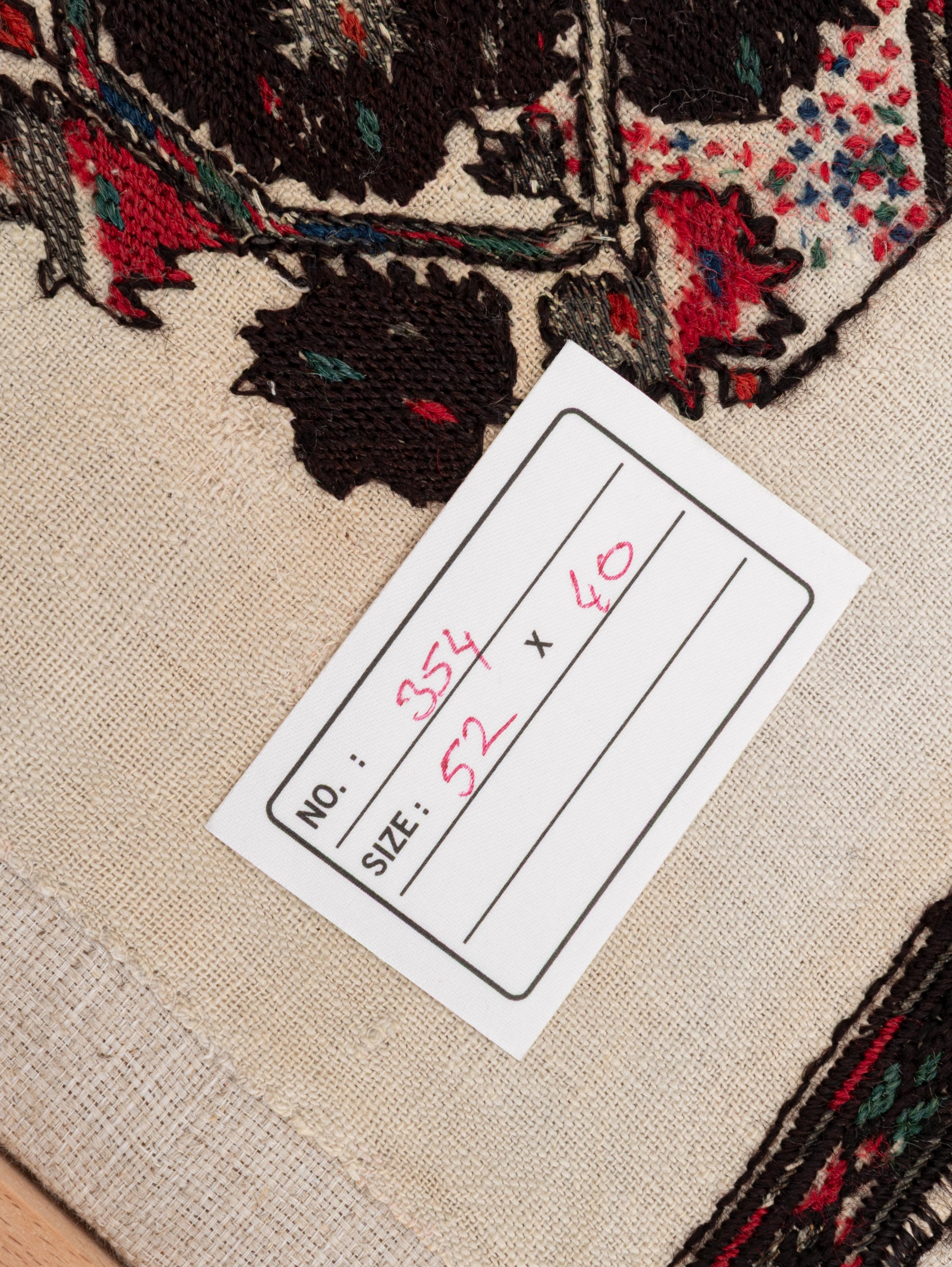 Fragment de broderie ancienne d'Europe de l'Est encadré, début du 20e siècle. État moyen - En vente à Istanbul, TR