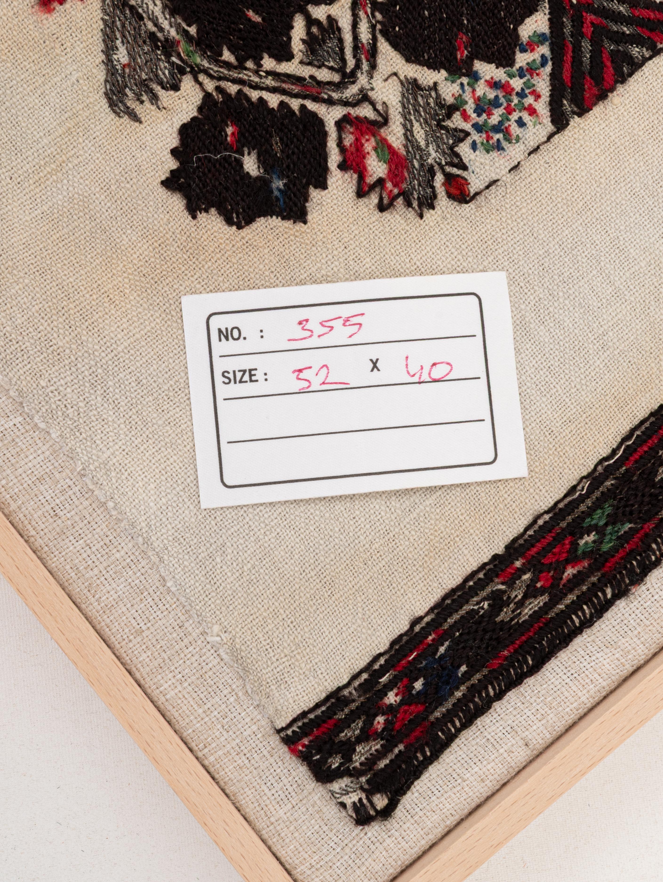 Fragment de broderie ancienne d'Europe de l'Est encadré, début du 20e siècle. État moyen - En vente à Istanbul, TR
