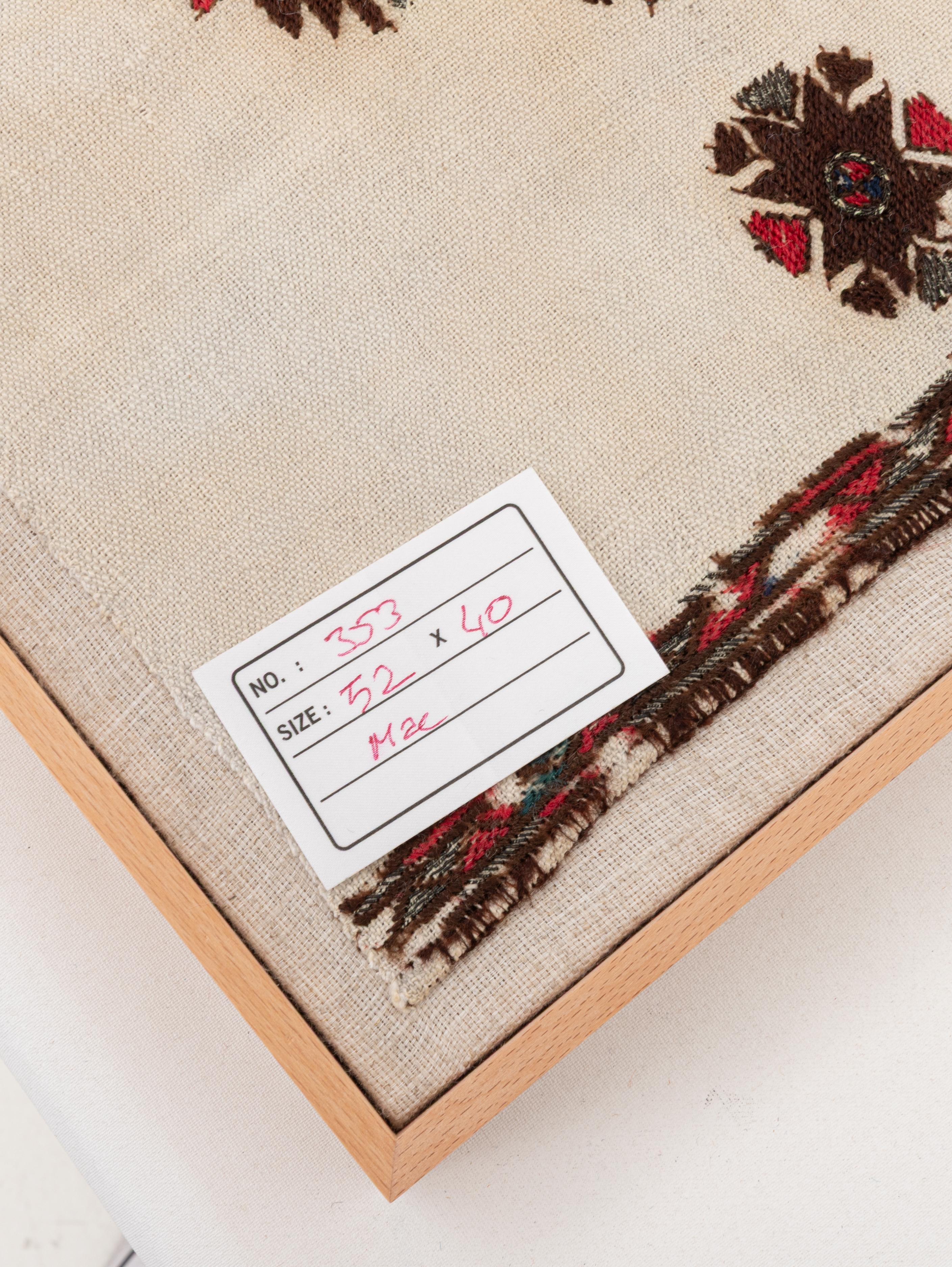 20ième siècle Fragment de broderie ancienne d'Europe de l'Est encadré, début du 20e siècle. en vente