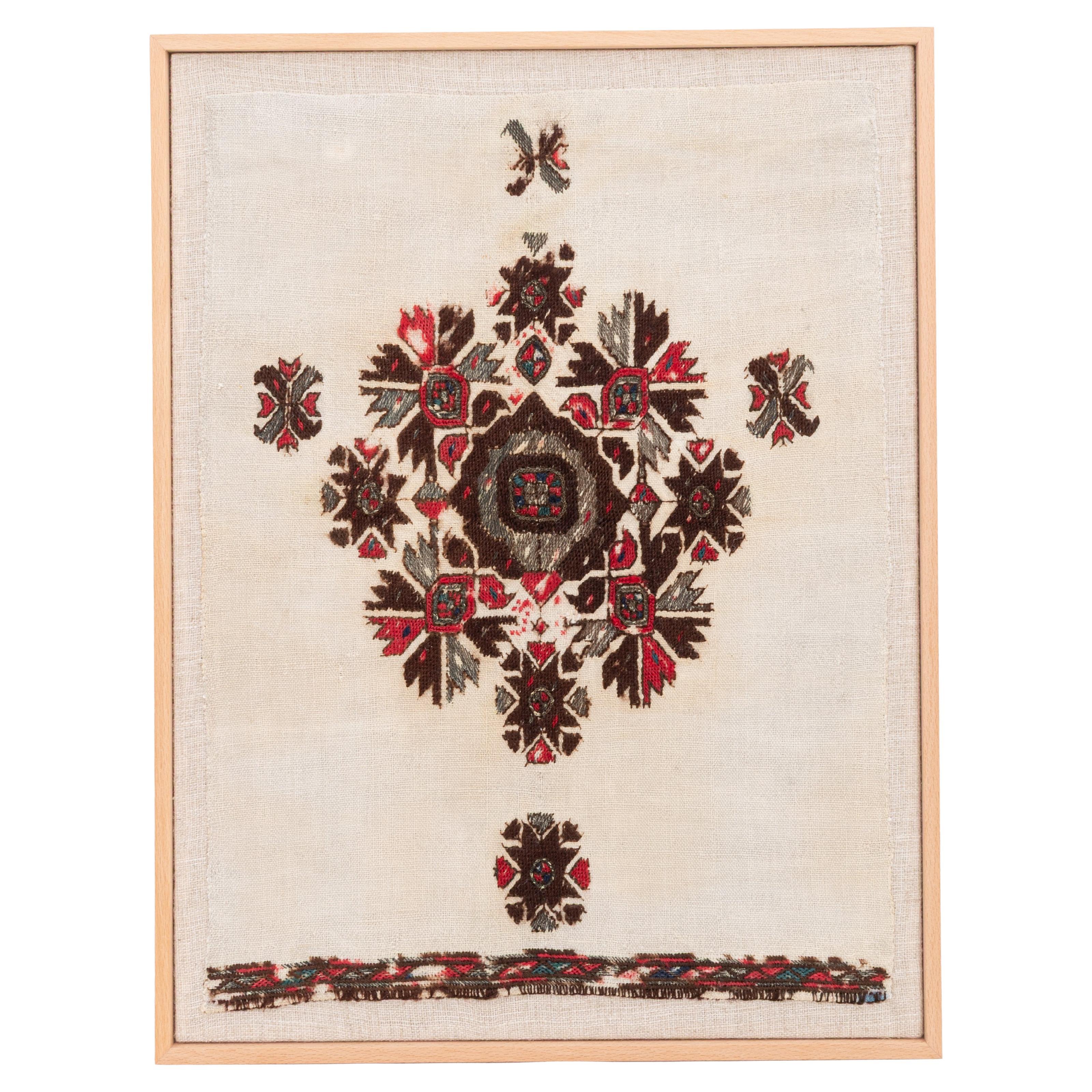 Fragment de broderie ancienne d'Europe de l'Est encadré, début du 20e siècle.