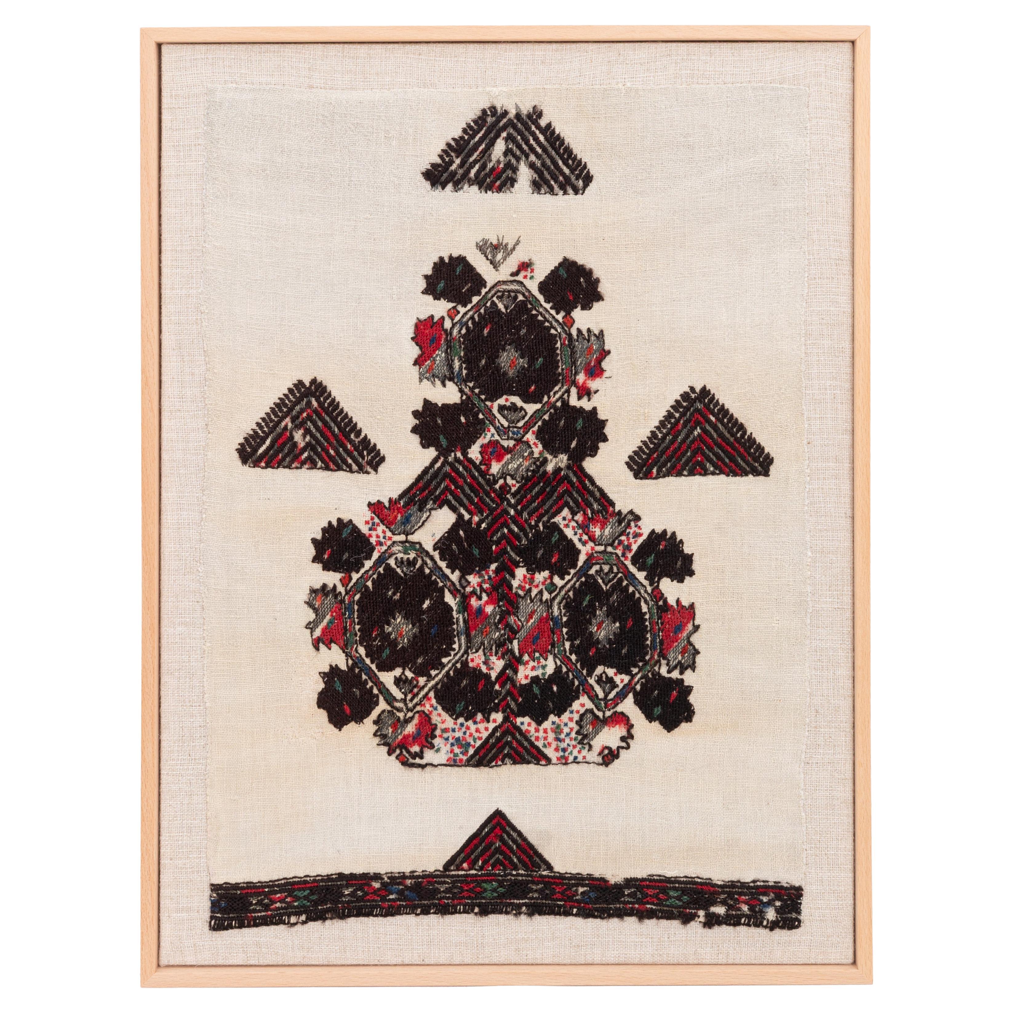 Fragment de broderie ancienne d'Europe de l'Est encadré, début du 20e siècle. en vente