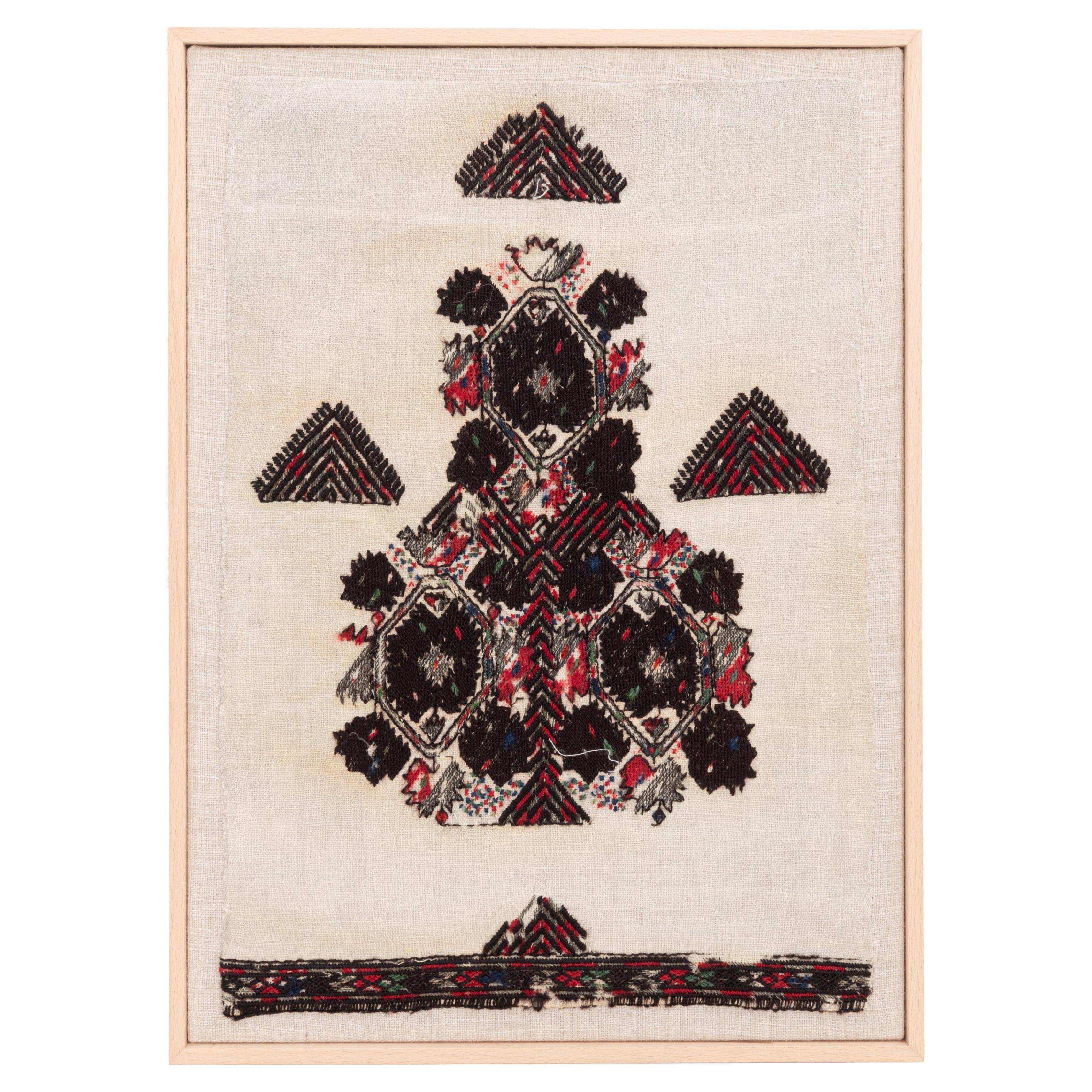 Fragment de broderie ancienne d'Europe de l'Est encadré, début du 20e siècle.
