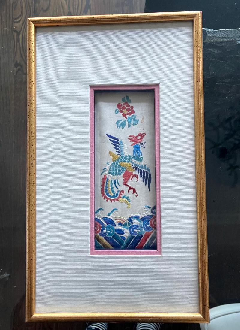 Magnifique fragment de textile ancien provenant de Chine, vers le XIXe siècle de la dynastie Qing, artistiquement présenté dans un cadre en bois doré avec un passe-partout en lin blanc contrastant avec une bordure rose complémentaire. À l'origine,