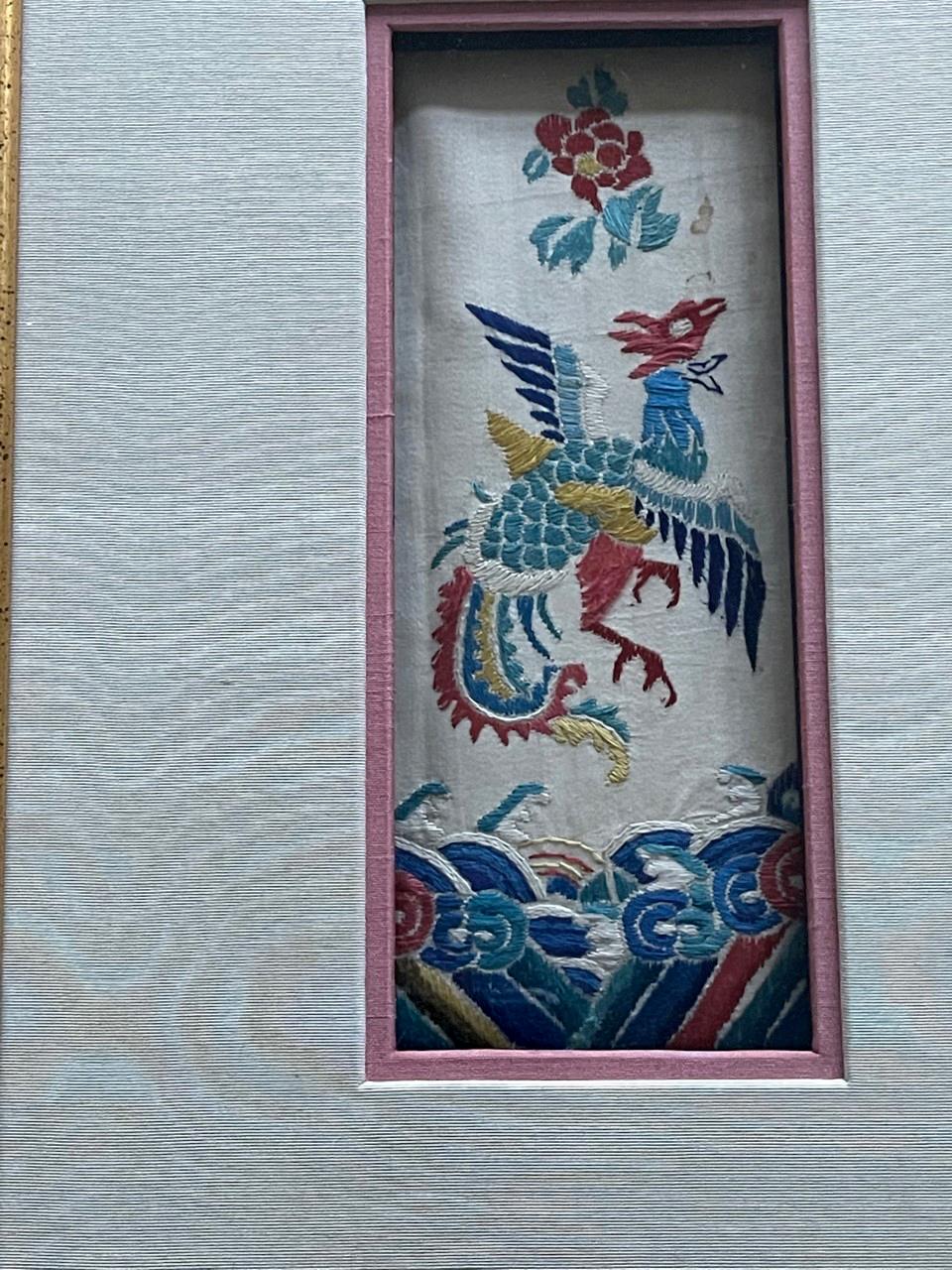 Exportation chinoise Encadré broderie ancienne encadrée textile chinois de la dynastie Qing Provenance en vente