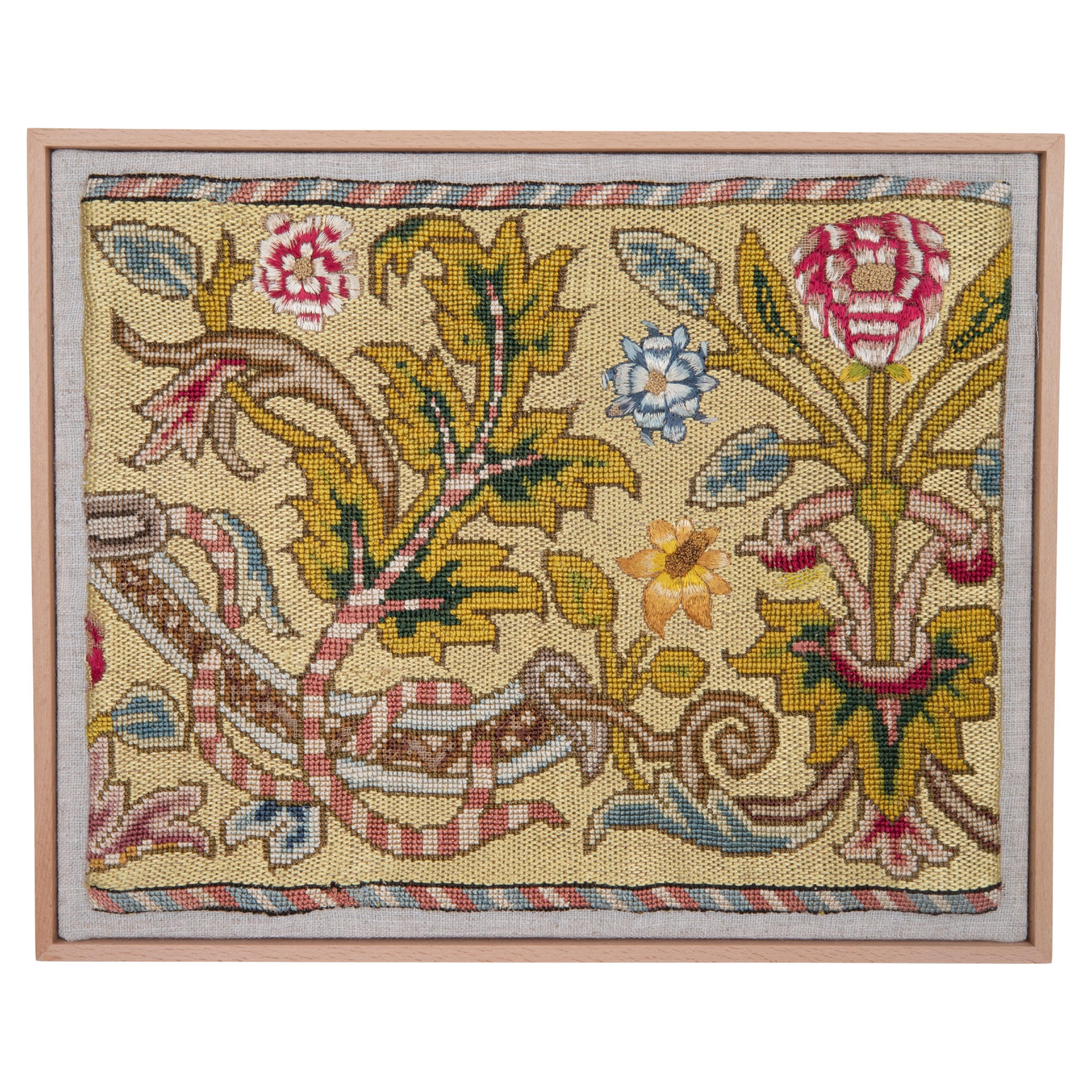 Gerahmtes antikes europäisches Stickereifragment, 19. Jahrhundert oder früher.