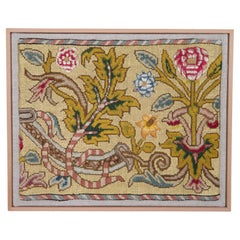 Fragmento de bordado europeo antiguo enmarcado, siglo XIX o anterior.