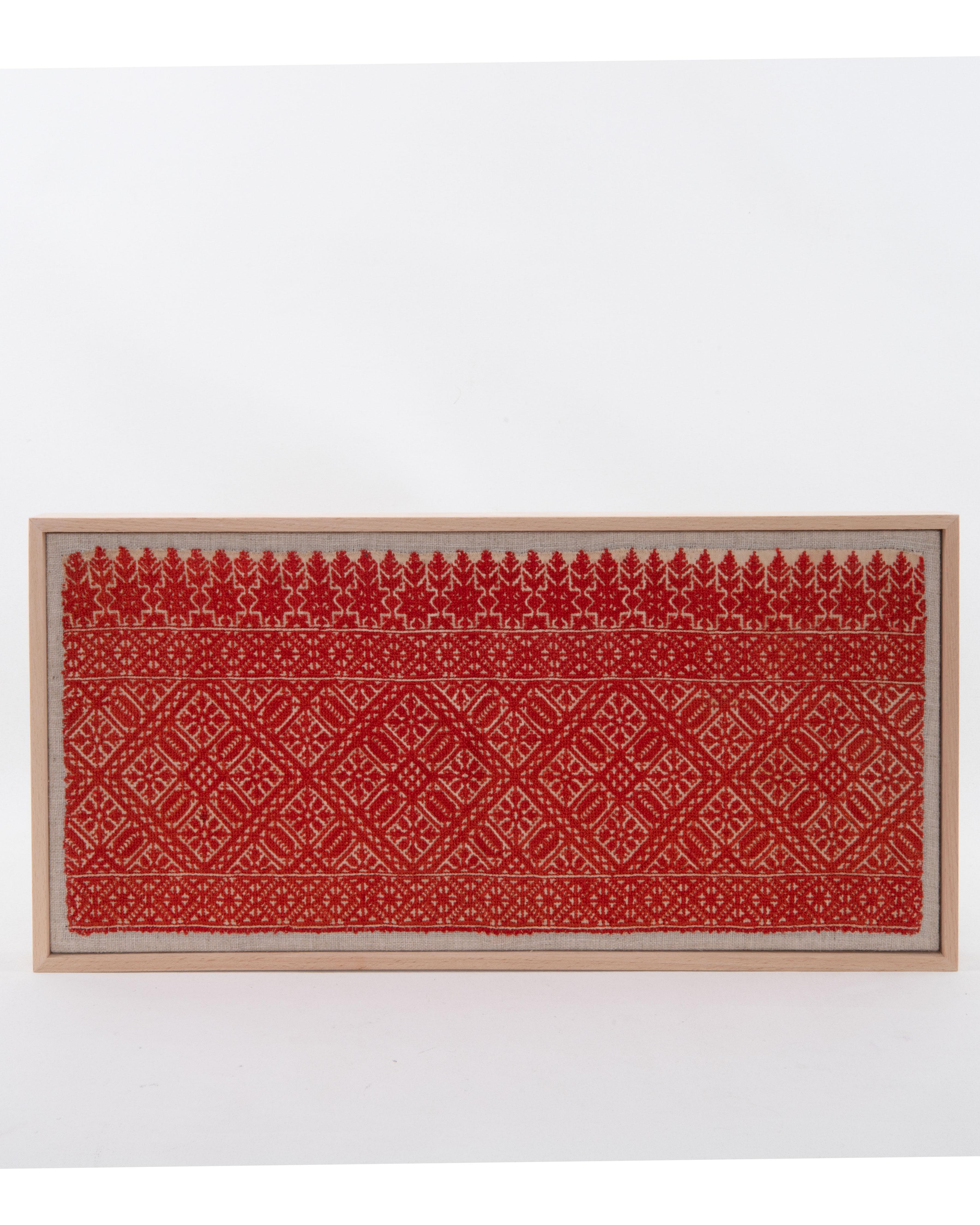 Le fragment a d'abord été soutenu à la main sur une toile de lin, puis tendu sur un châssis en bois et terminé par un cadre en bois.
A.I.C. Maroc.
Prêt à être accroché au mur.

L'article encadré ci-dessus a été fabriqué à partir d'une broderie