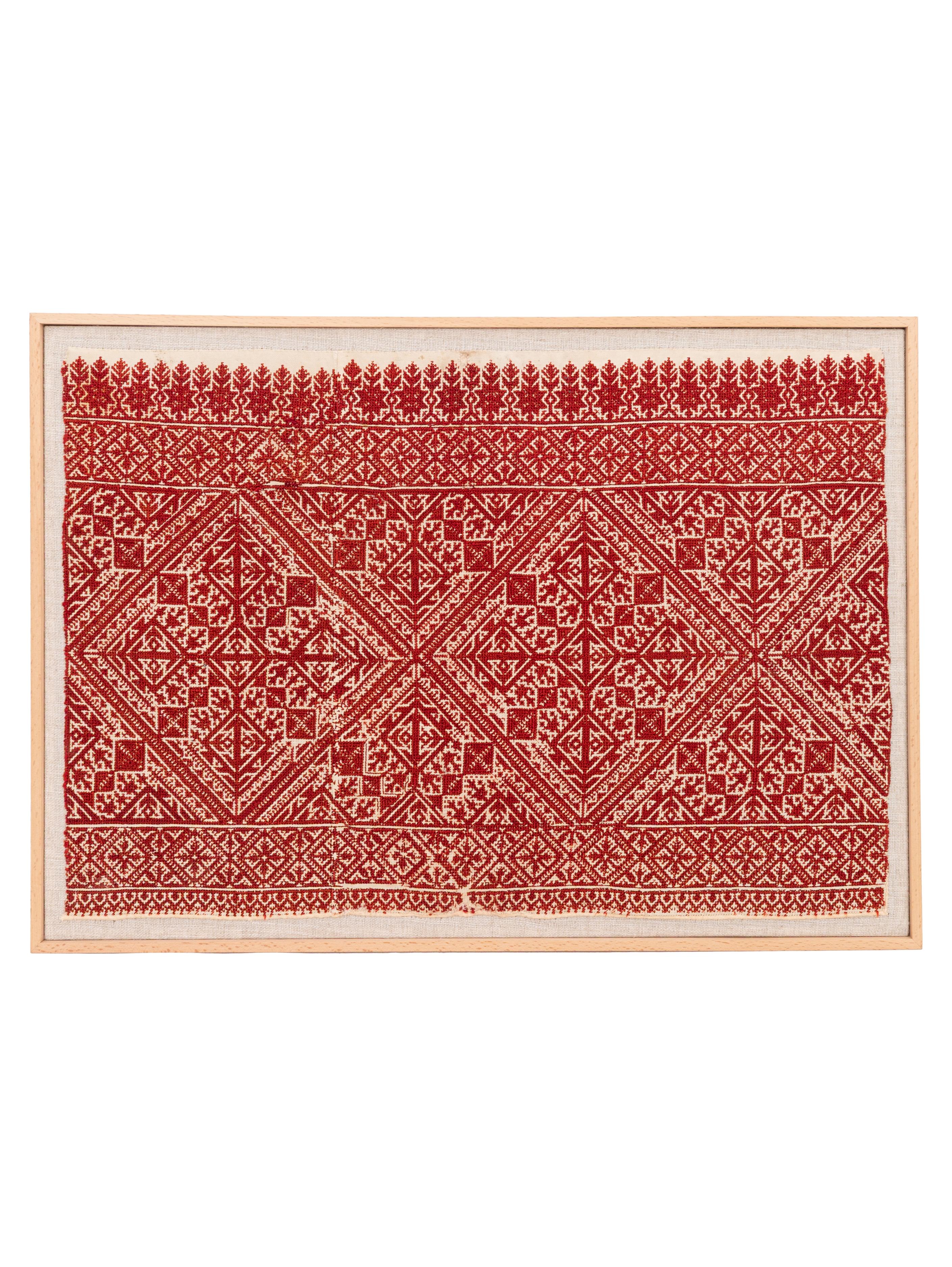 Le fragment a d'abord été soutenu à la main sur une toile de lin, puis tendu sur un châssis en bois et terminé par un cadre en bois.
A.I.C. Maroc.
Prêt à être accroché au mur.

L'article encadré ci-dessus a été fabriqué à partir d'une broderie