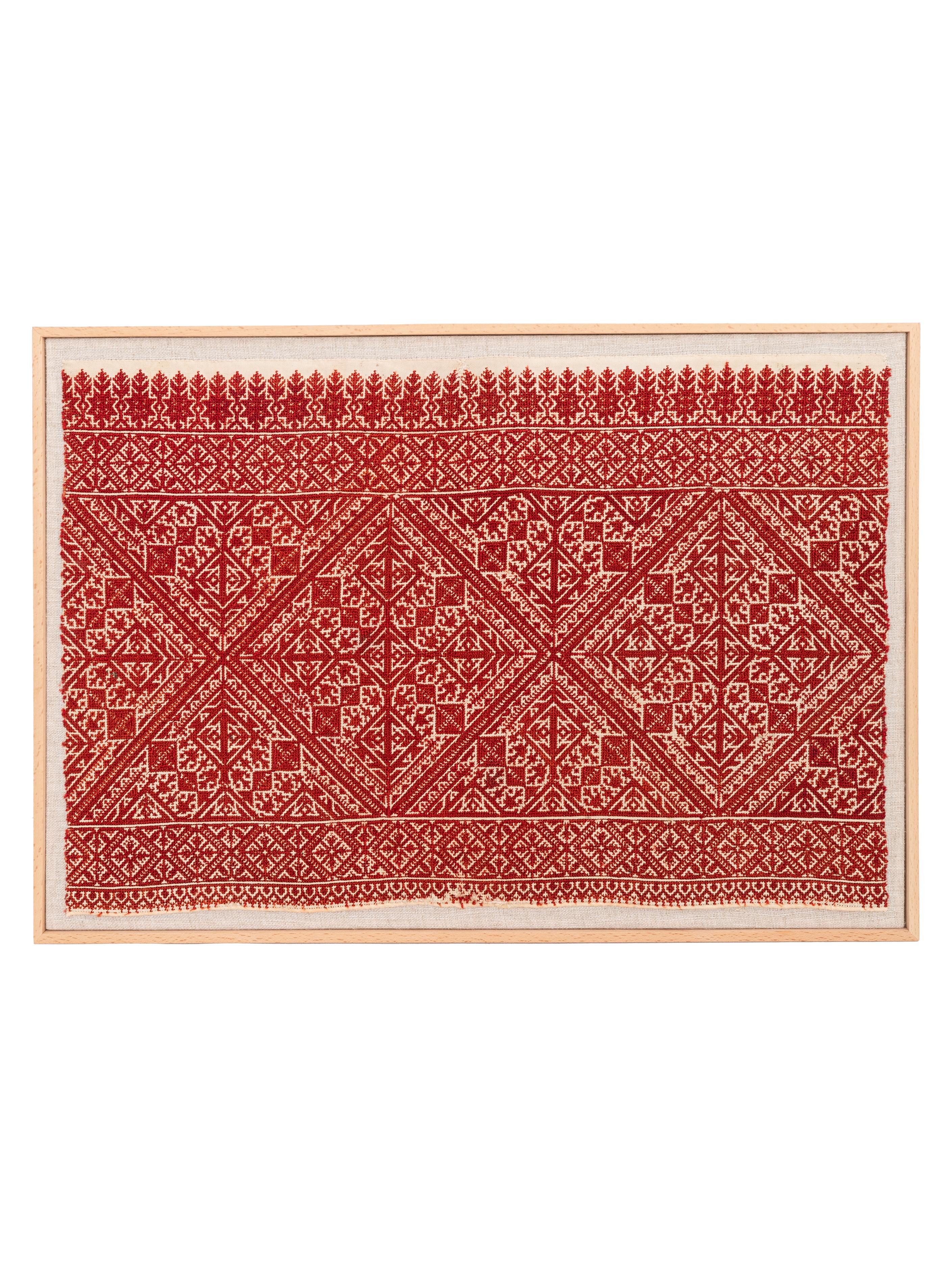 Le fragment a d'abord été soutenu à la main sur une toile de lin, puis tendu sur un châssis en bois et terminé par un cadre en bois.
A.I.C. Maroc.
Prêt à être accroché au mur.

L'article encadré ci-dessus a été fabriqué à partir d'une broderie