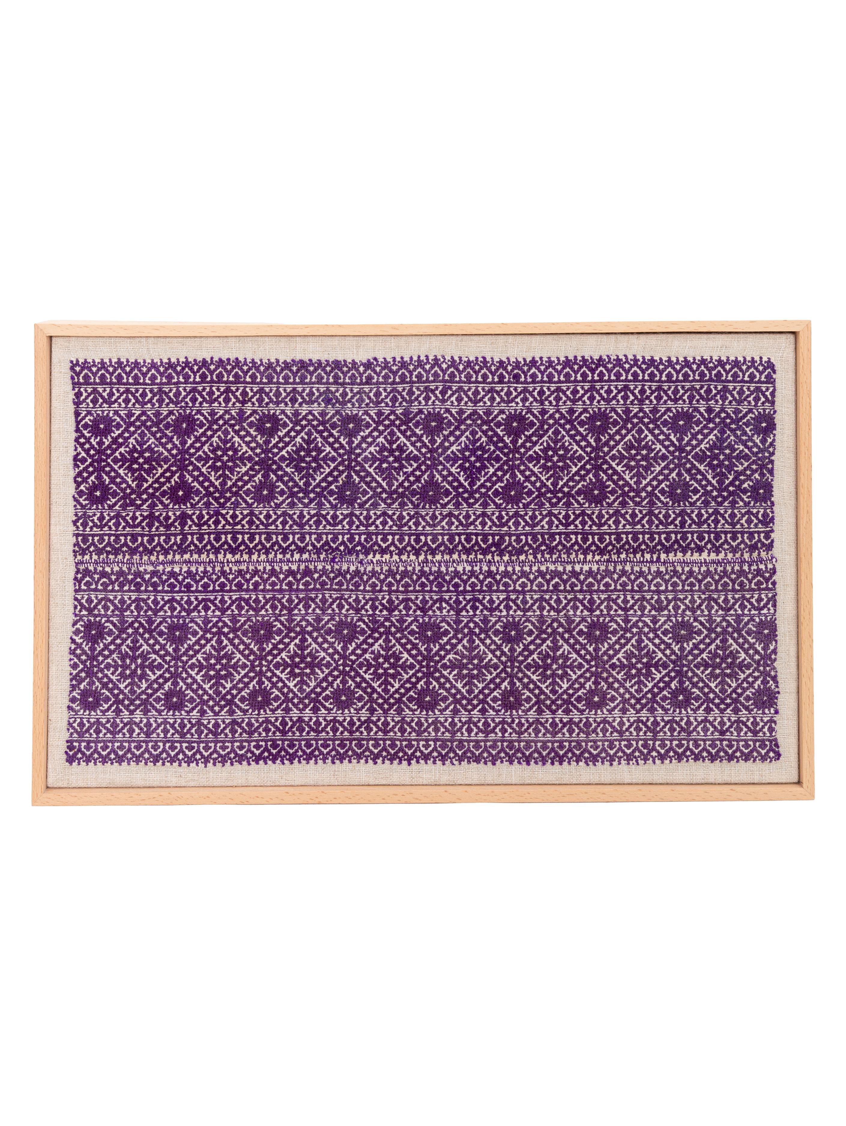 Le fragment a d'abord été soutenu à la main sur une toile de lin, puis tendu sur un châssis en bois et terminé par un cadre en bois.
A.I.C. Maroc.
Prêt à être accroché au mur.

L'article encadré ci-dessus a été fabriqué à partir d'une broderie