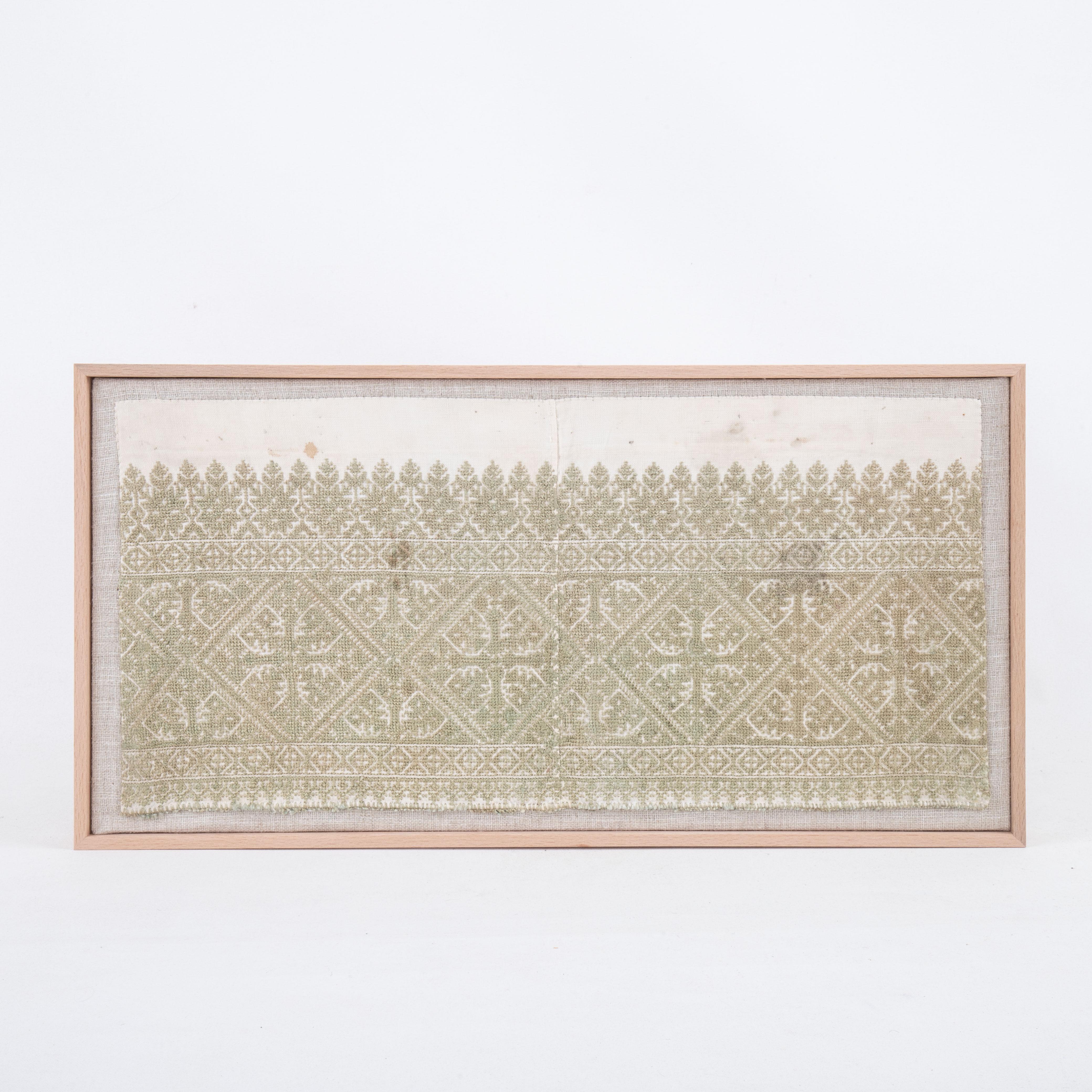 Le fragment a d'abord été soutenu à la main sur une toile de lin, puis tendu sur un châssis en bois et terminé par un cadre en bois.
Early 20th C, Fez , Morocco
Prêt à être accroché au mur.

L'article encadré ci-dessus a été fabriqué à partir d'une