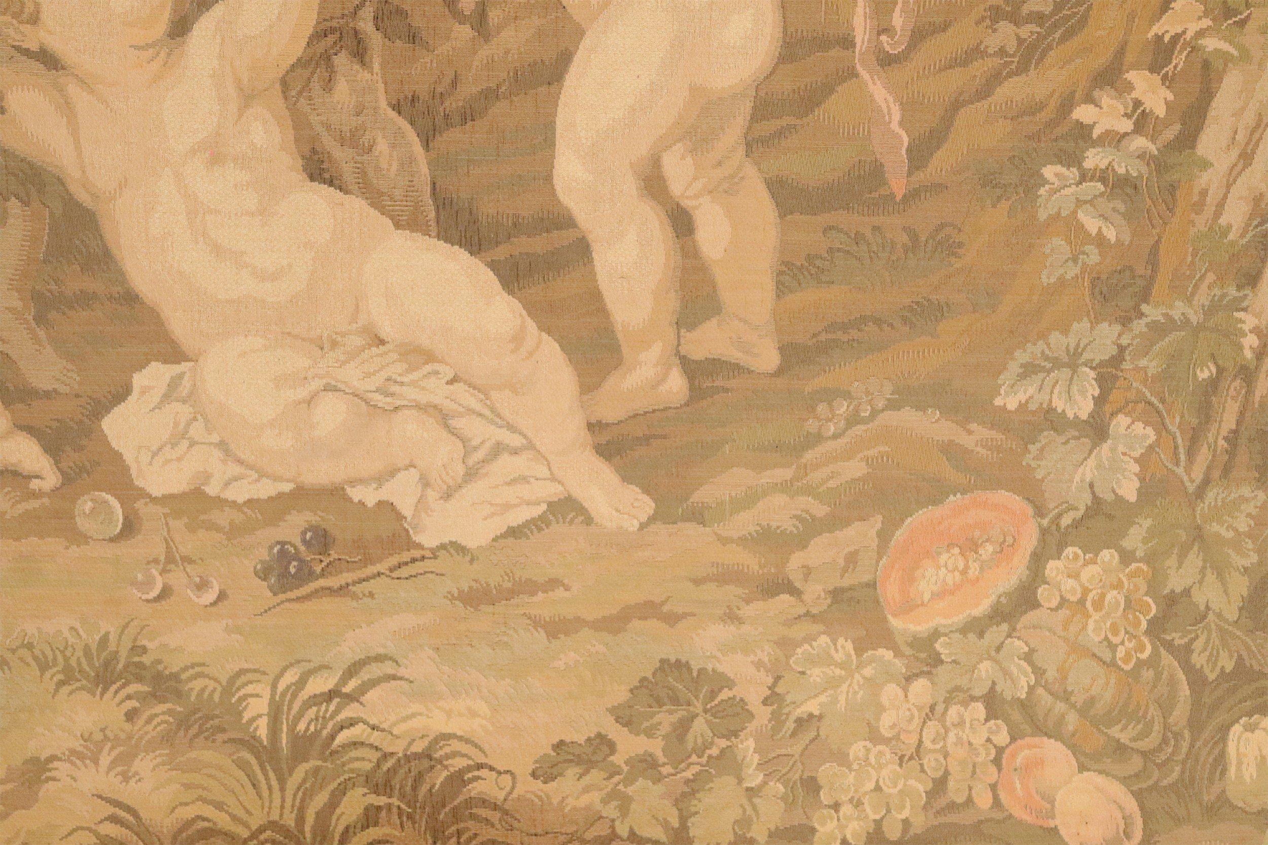 Gerahmter antiker französischer Cherub-Wandteppich (Französisch) im Angebot
