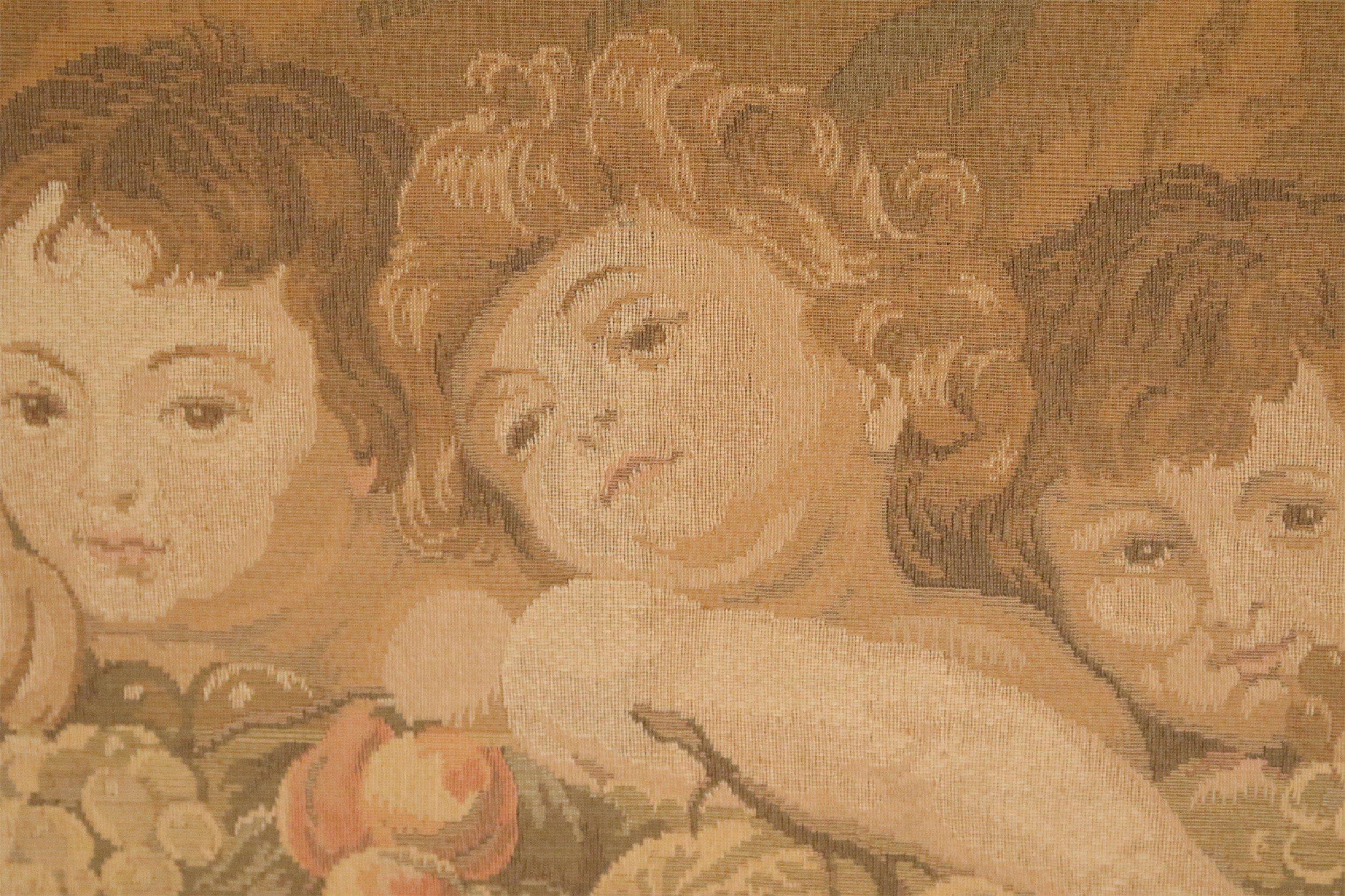 Gerahmter antiker französischer Cherub-Wandteppich (19. Jahrhundert) im Angebot