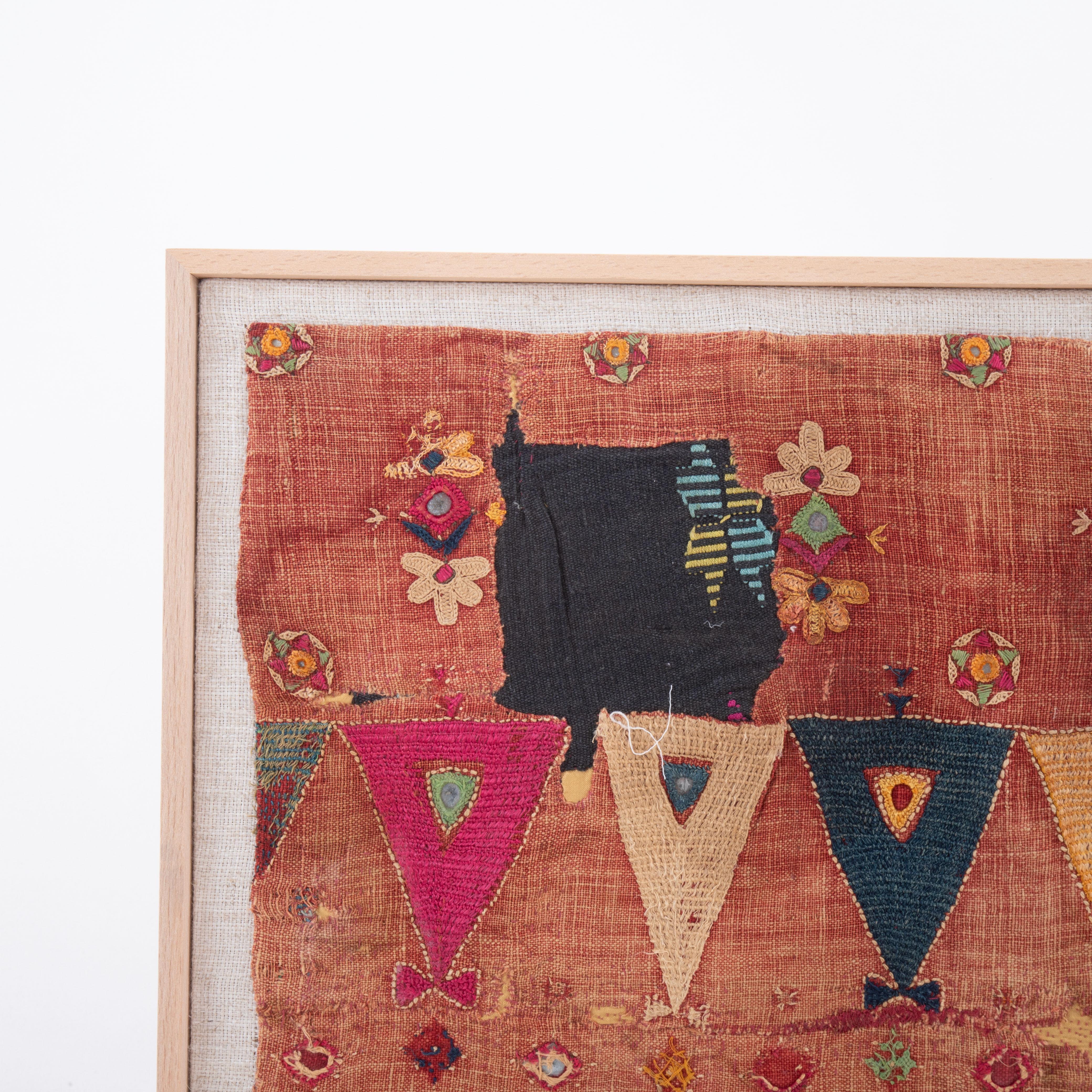 Tribale Frammento di gonna ricamata antica del Gujarat con cornice, Erly 20th C. in vendita