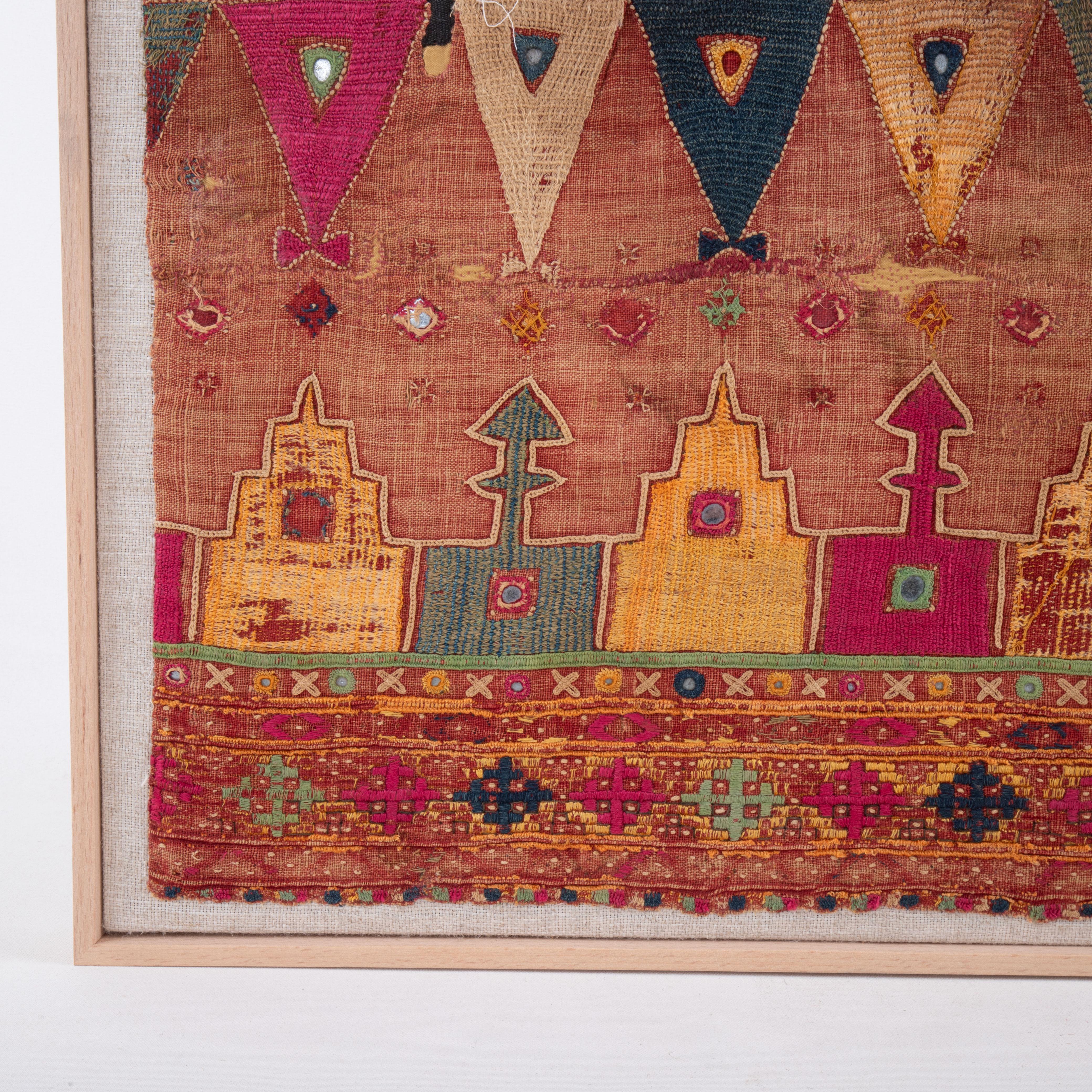 Indiano Frammento di gonna ricamata antica del Gujarat con cornice, Erly 20th C. in vendita
