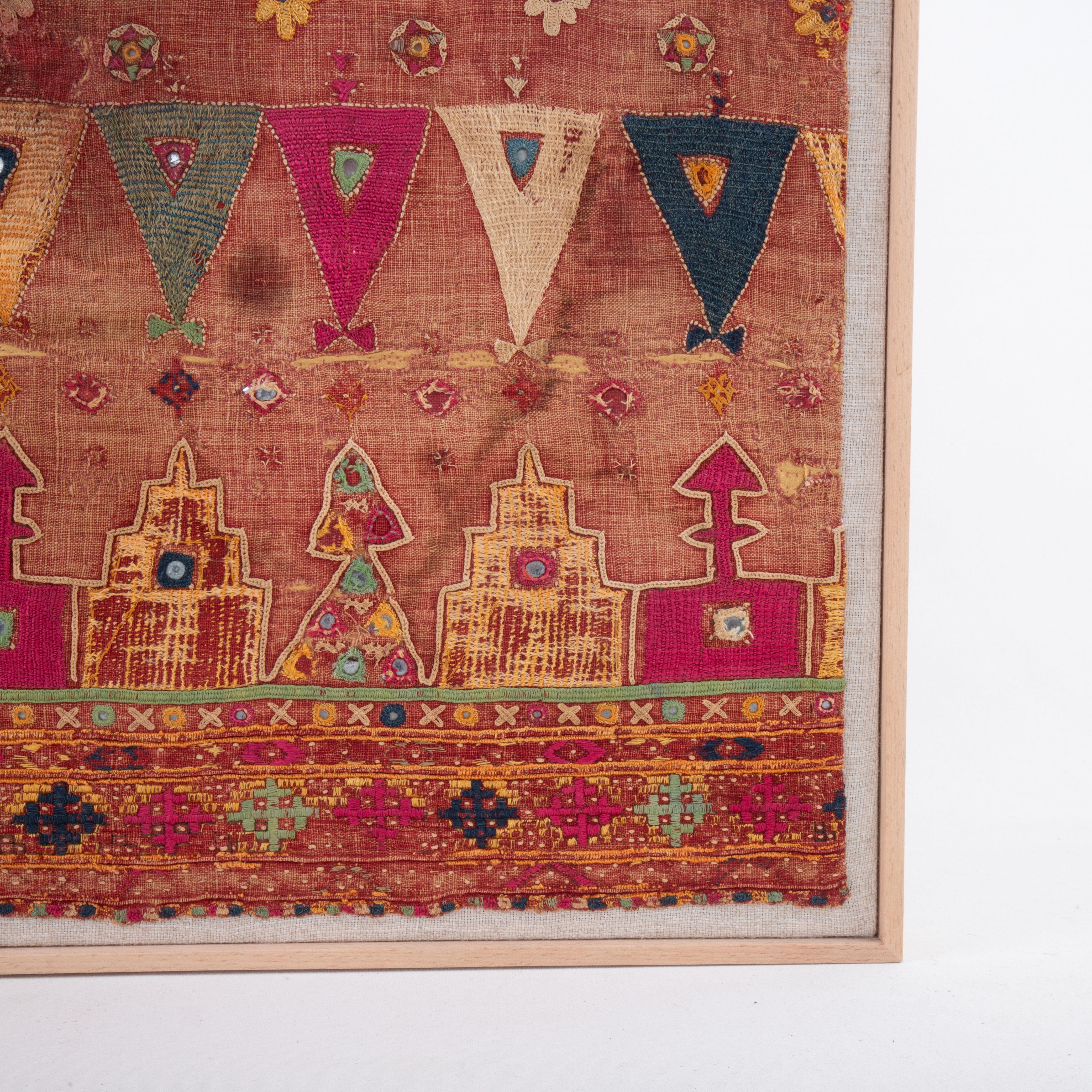 Ricamato Frammento di gonna ricamata antica del Gujarat con cornice, Erly 20th C. in vendita