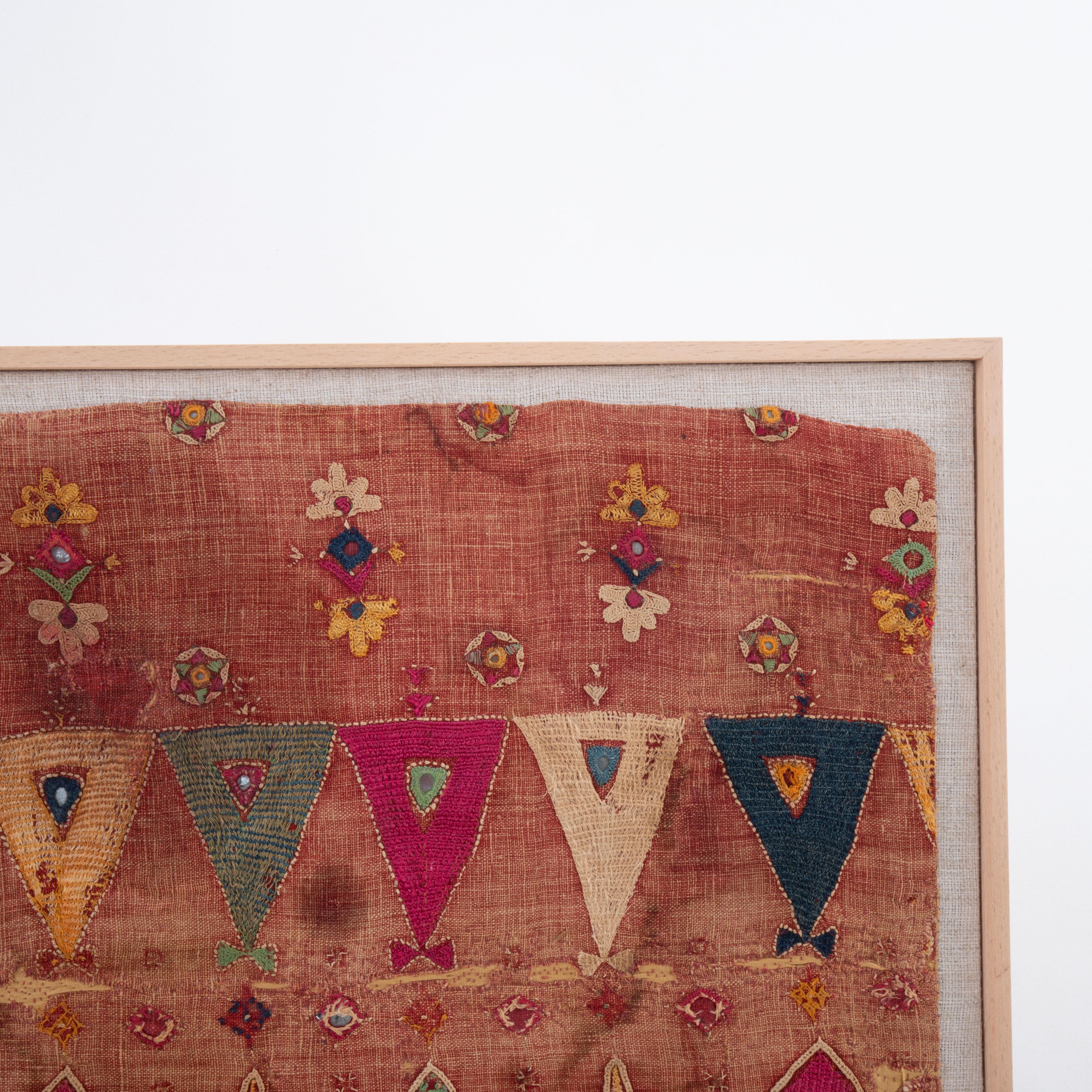 Frammento di gonna ricamata antica del Gujarat con cornice, Erly 20th C. In condizioni discrete in vendita a Istanbul, TR