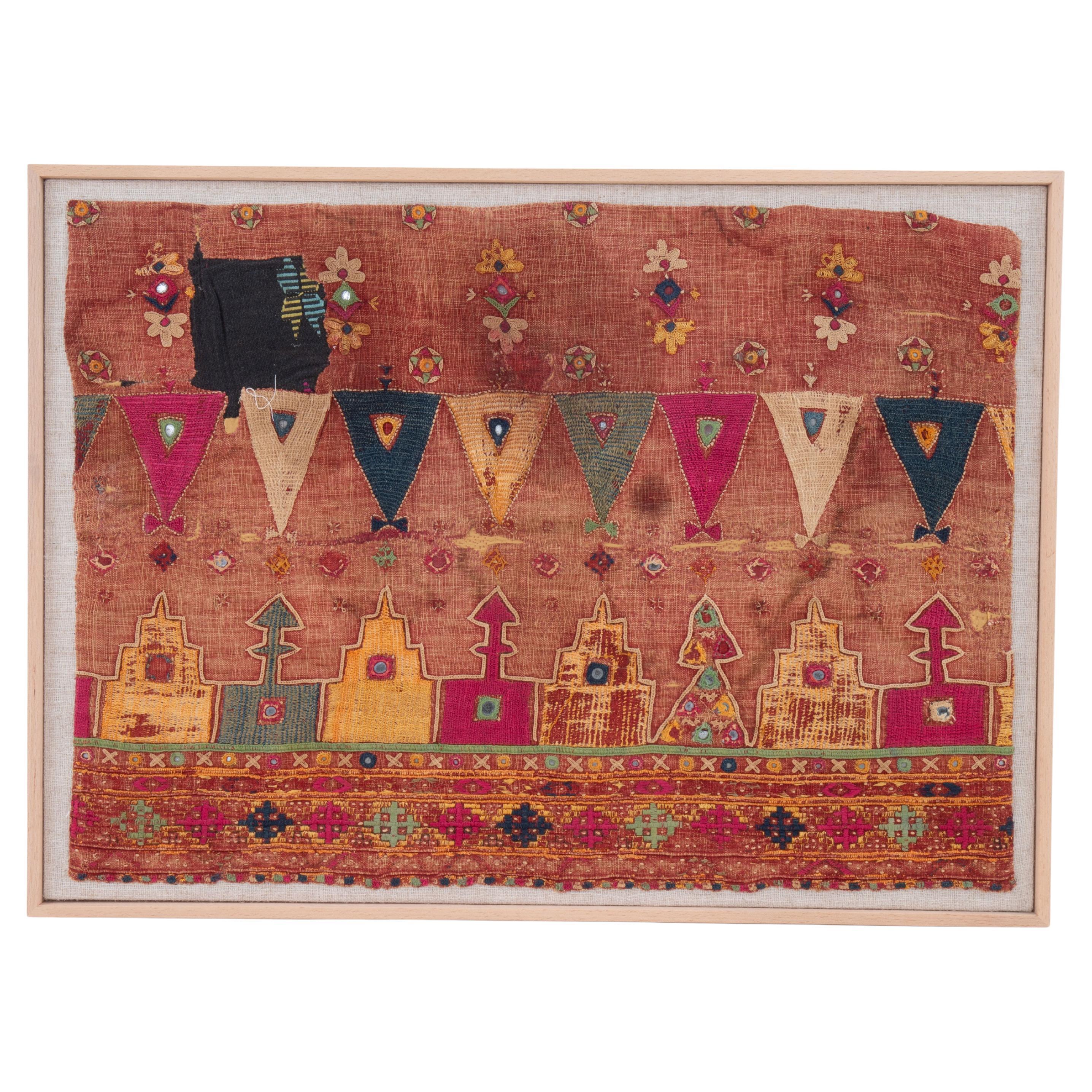 Frammento di gonna ricamata antica del Gujarat con cornice, Erly 20th C. in vendita