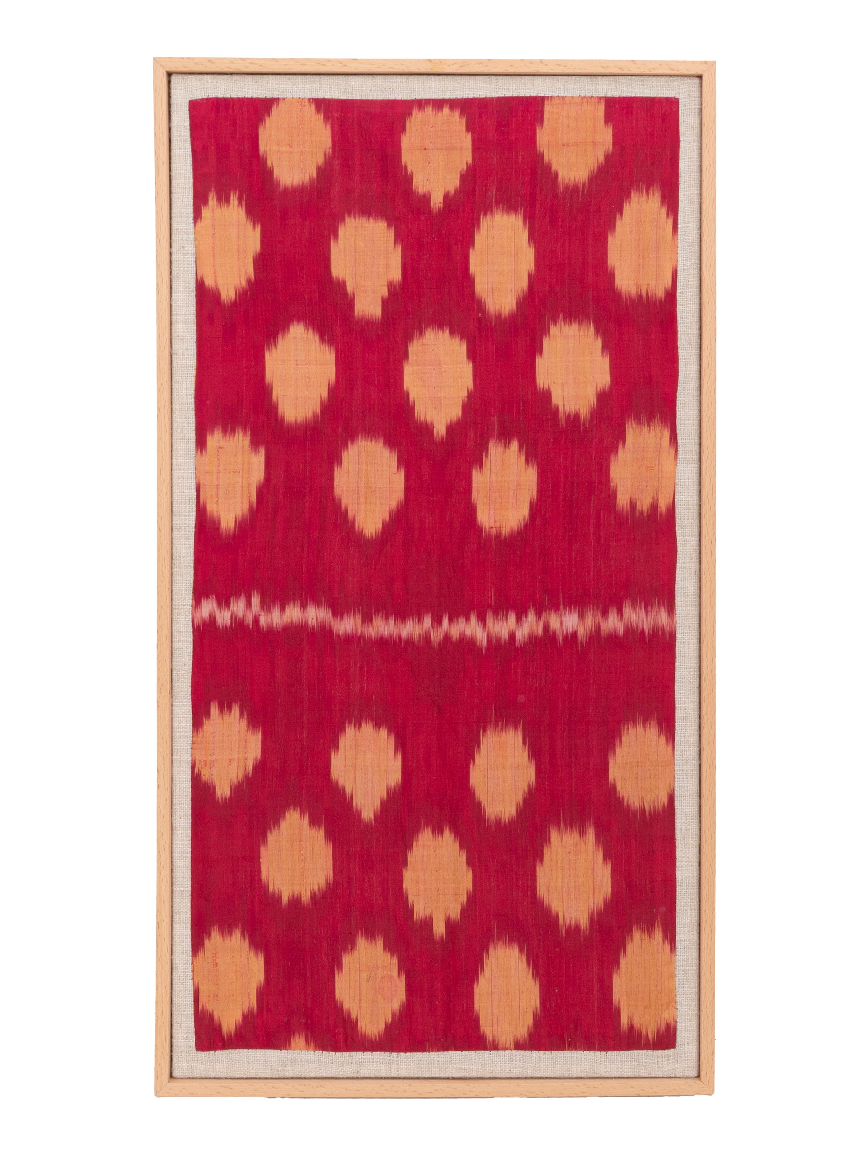 Das Fragment wurde zunächst von Hand auf einen Leinenstoff aufgezogen, dann auf einen Holzrahmen gespannt und mit einem Holzrahmen abgeschlossen.
E 20.  Jahrhundert. Usbekistan
Bereit für die Anbringung an einer Wand.

Gerahmte Artikel oben ist aus