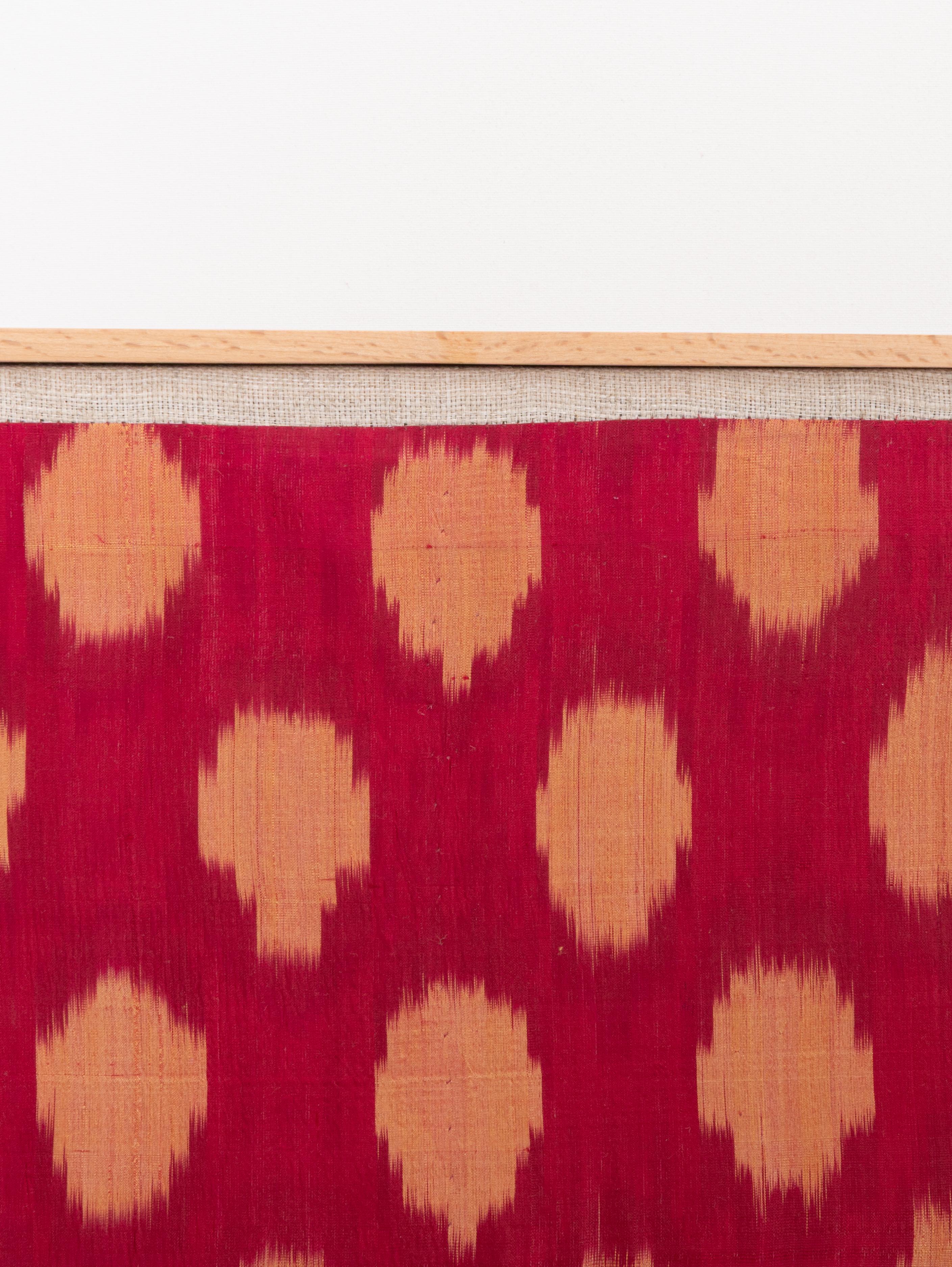 Gerahmtes antikes Ikat-Fragment, Usbekistan, Anfang 20. C. (Volkskunst) im Angebot