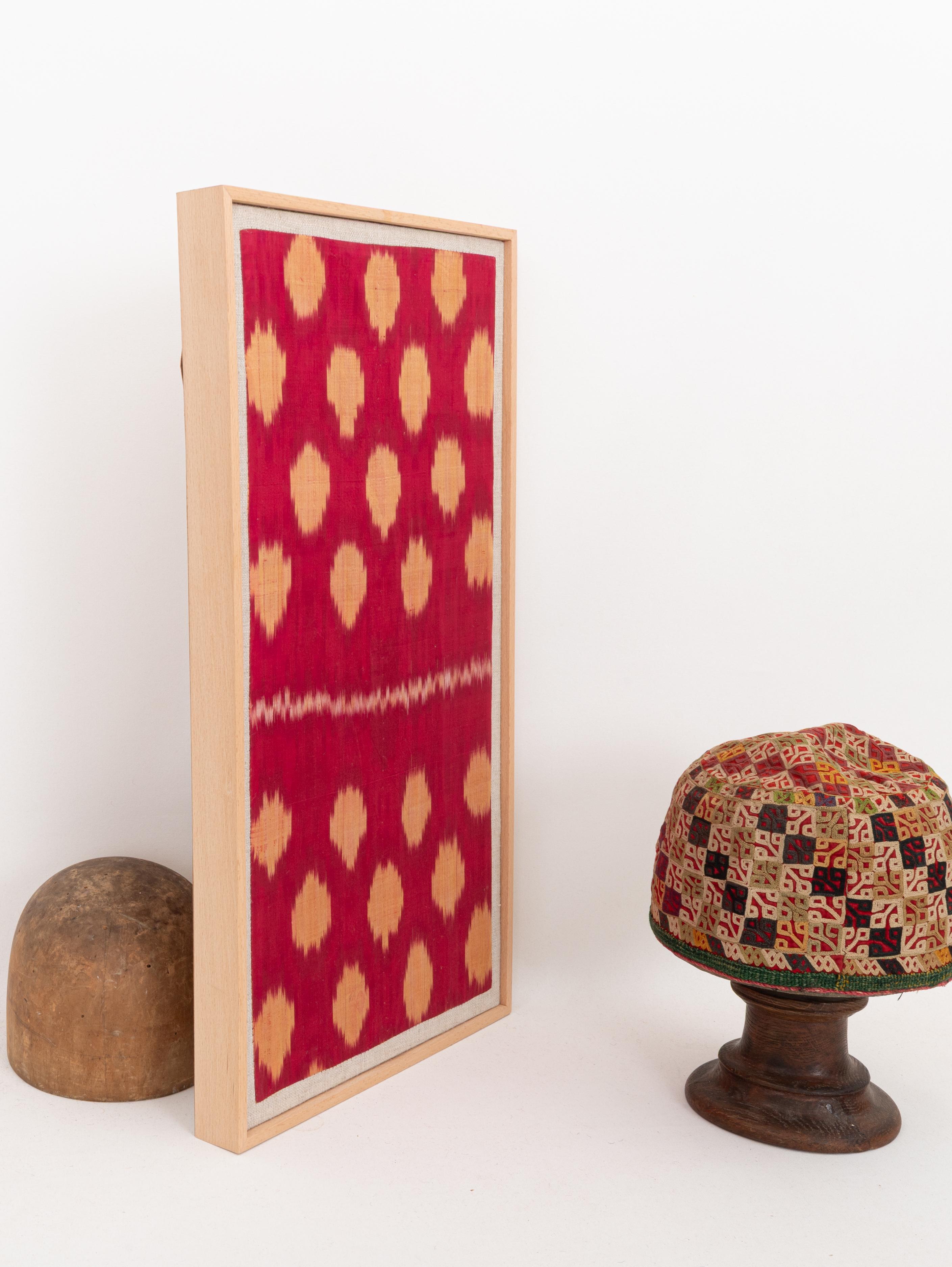 Gerahmtes antikes Ikat-Fragment, Usbekistan, Anfang 20. C. im Zustand „Gut“ im Angebot in Istanbul, TR