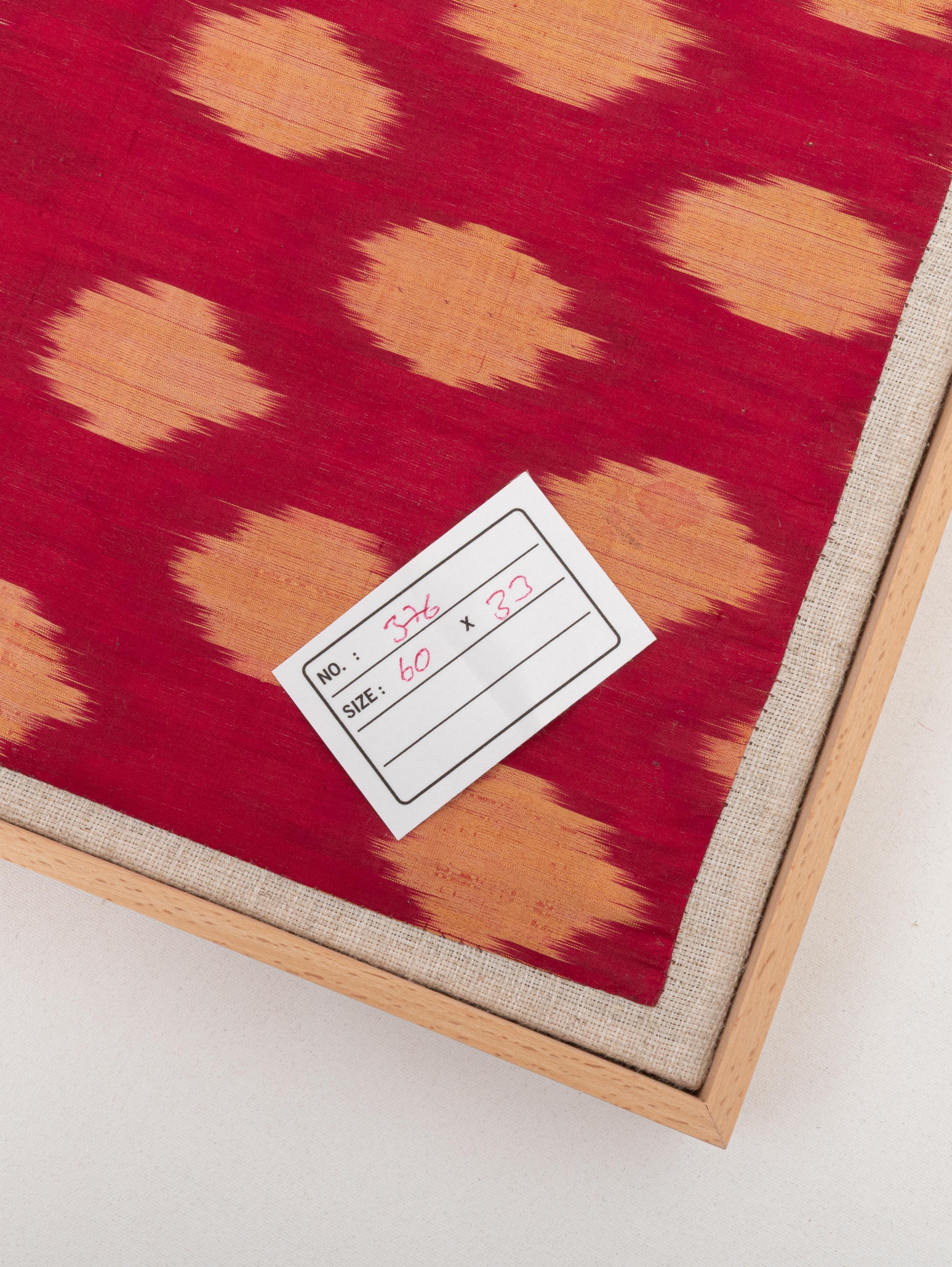 Gerahmtes antikes Ikat-Fragment, Usbekistan, Anfang 20. C. (Seide) im Angebot