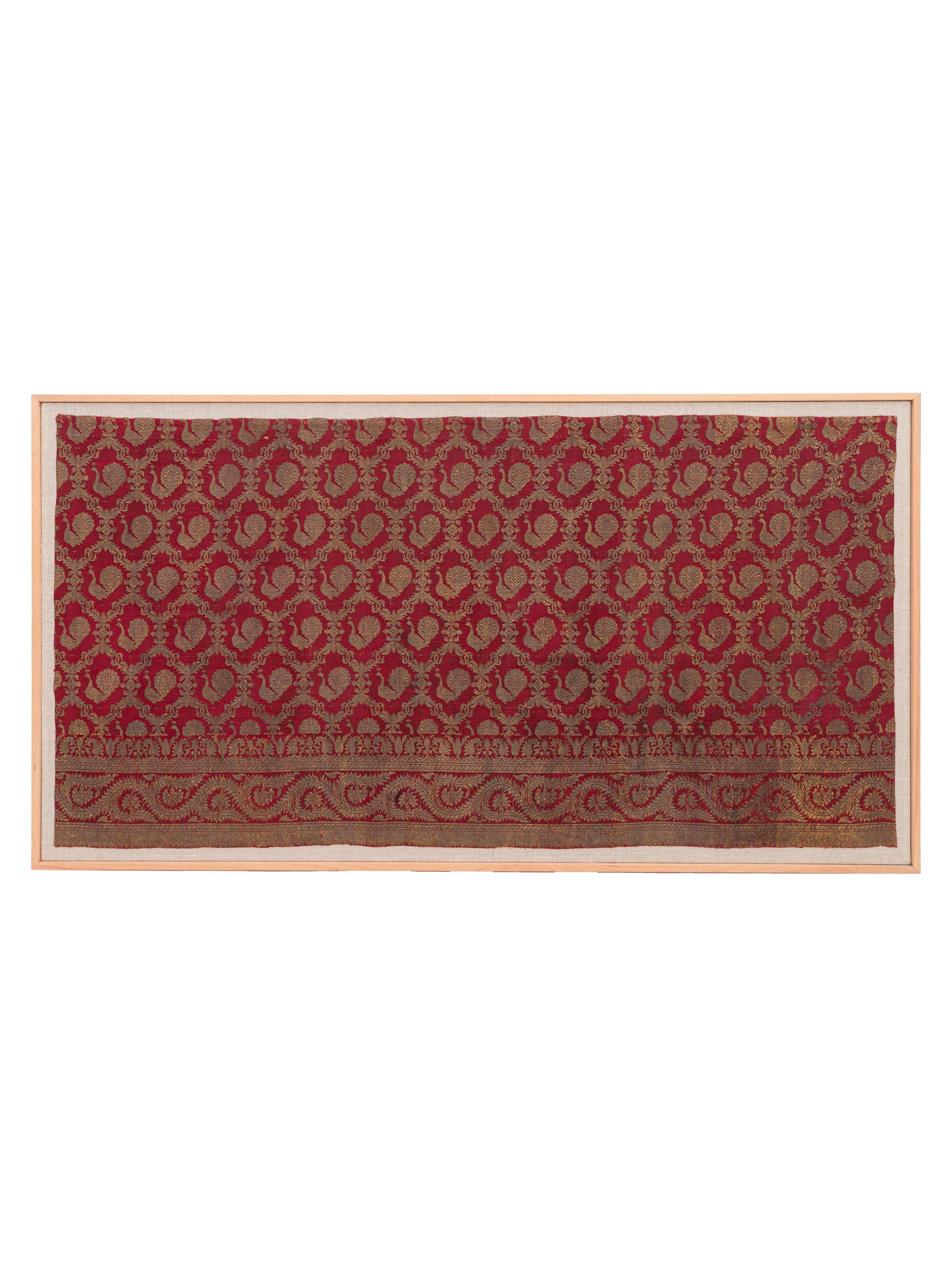 Das Fragment wurde zunächst von Hand auf einen Leinenstoff aufgezogen, dann auf einen Holzrahmen gespannt und mit einem Holzrahmen abgeschlossen.
 19th  Jahrhundert. Indien
Bereit für die Anbringung an einer Wand.

Gerahmte Artikel oben ist aus