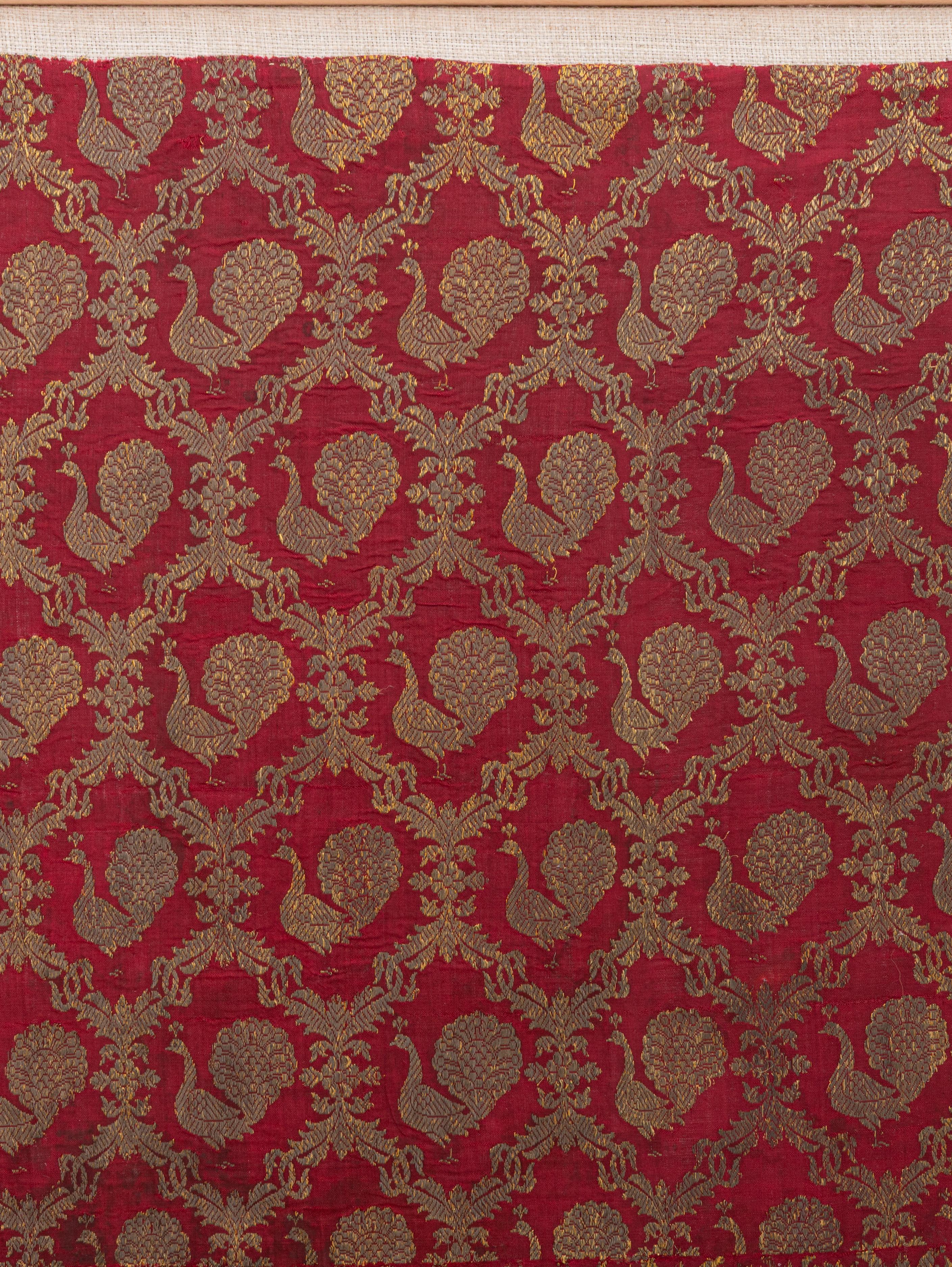 Framed Antique Indian Brocade Fragment (19. Jahrhundert) im Angebot