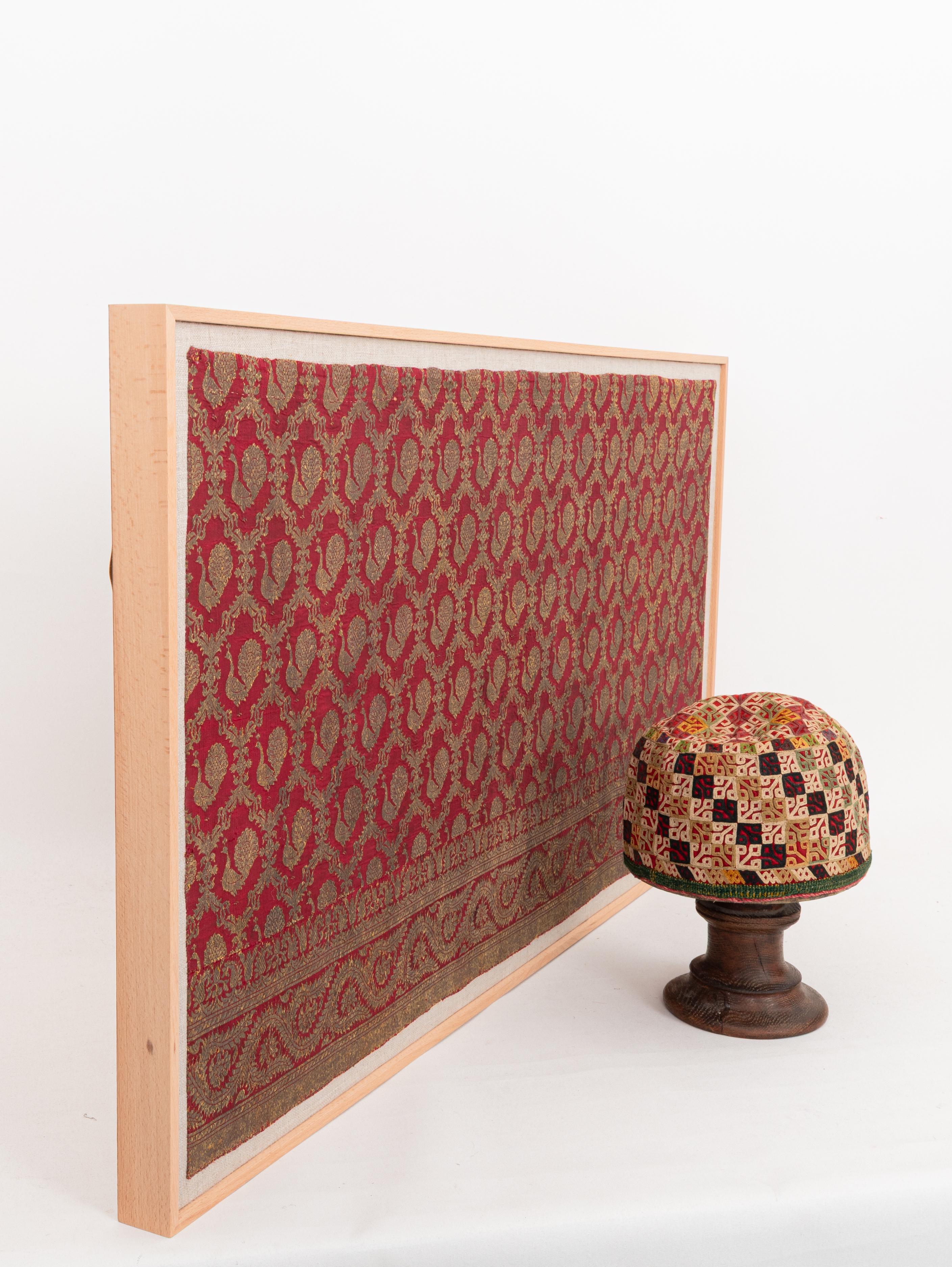 Framed Antique Indian Brocade Fragment (Metallfaden) im Angebot