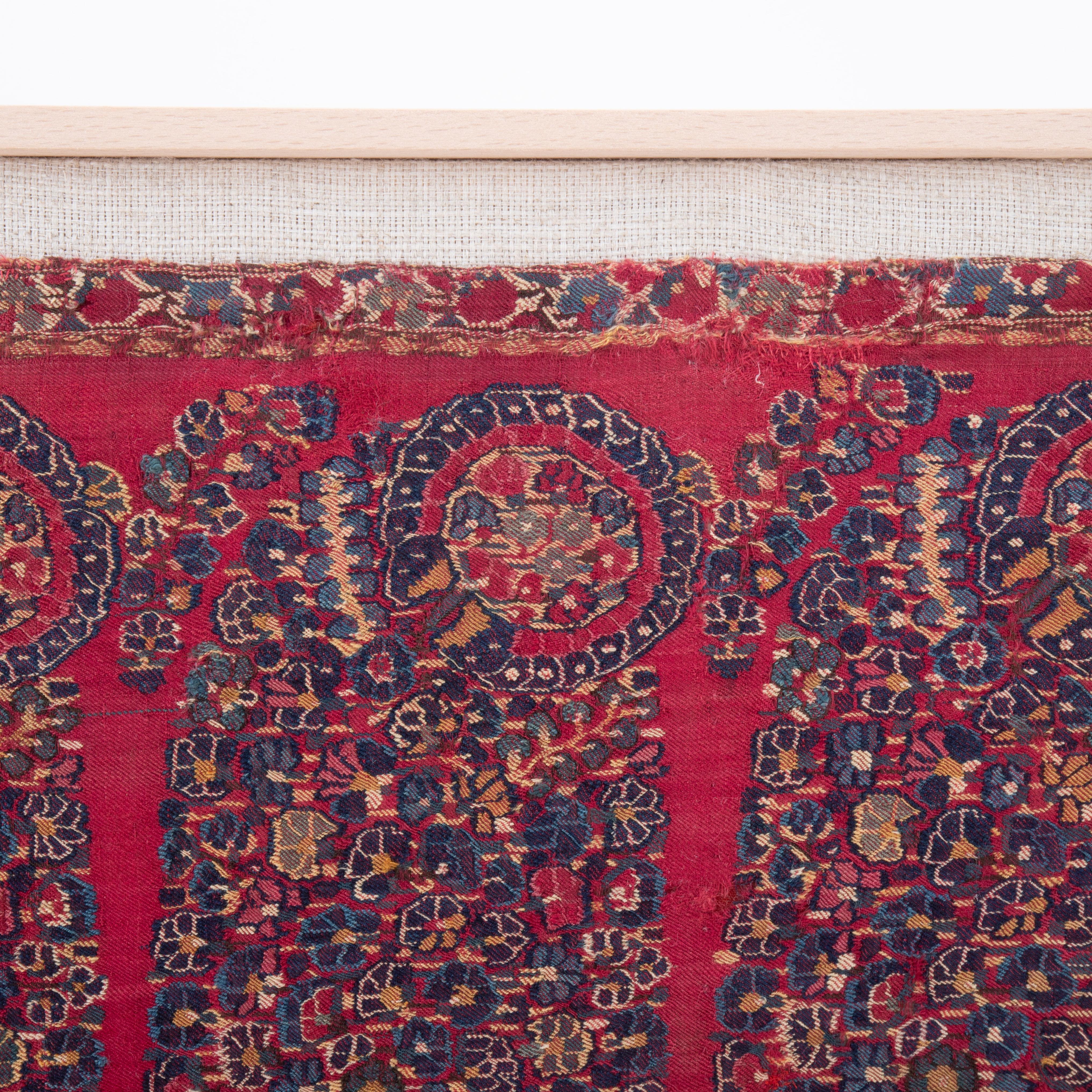 Indien Fragment de châle indien du Cachemire ancien encadré, début du 19e siècle. en vente