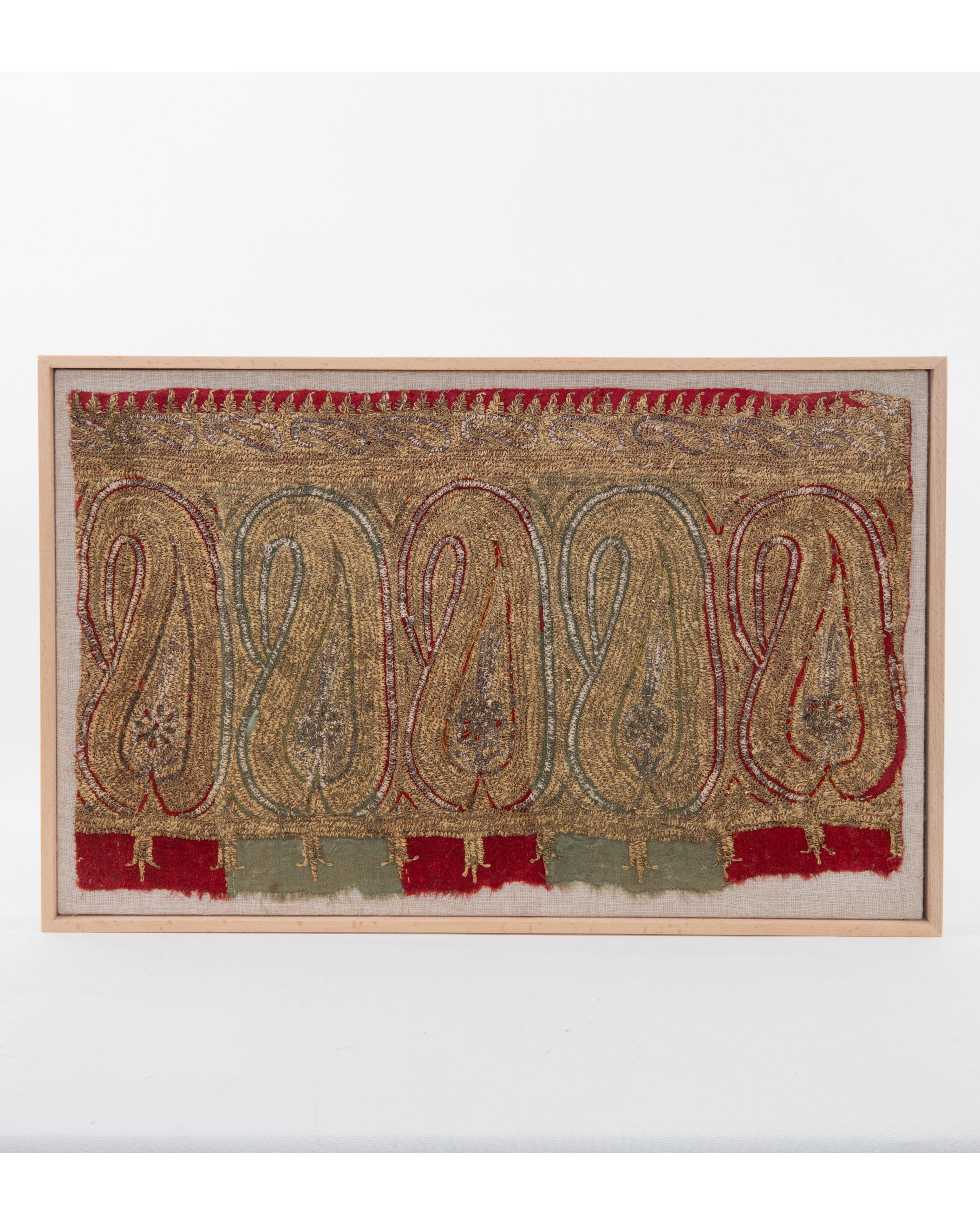 Das Fragment wurde zunächst von Hand auf einen Leinenstoff aufgezogen, dann auf einen Holzrahmen gespannt und mit einem Holzrahmen abgeschlossen.
Ende des 19.  Jahrhundert. Indien
Bereit für die Anbringung an einer Wand.

Gerahmte Artikel oben ist