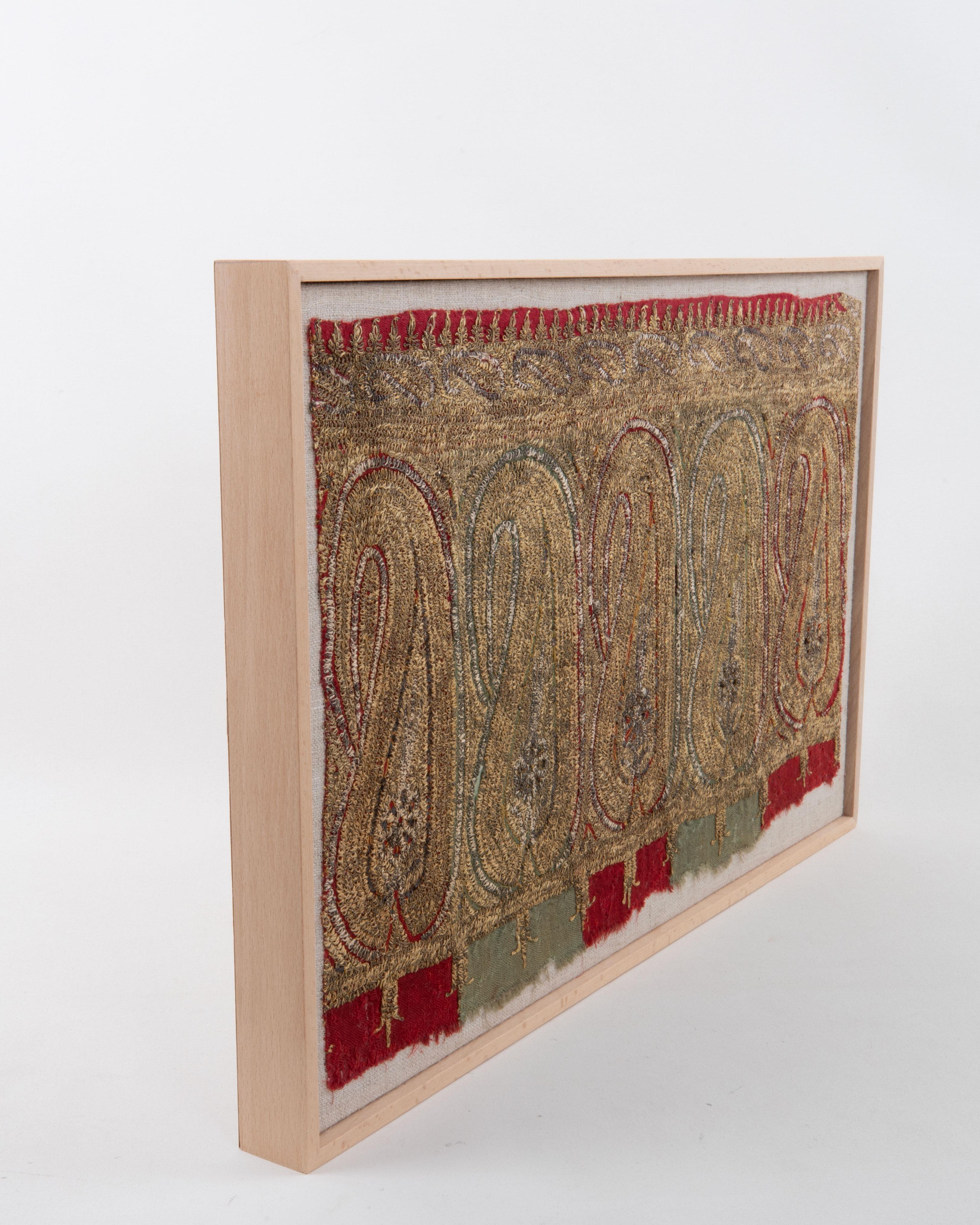 Framed Antique Indian Shawl Fragment, late 19th C. (Bestickt) im Angebot