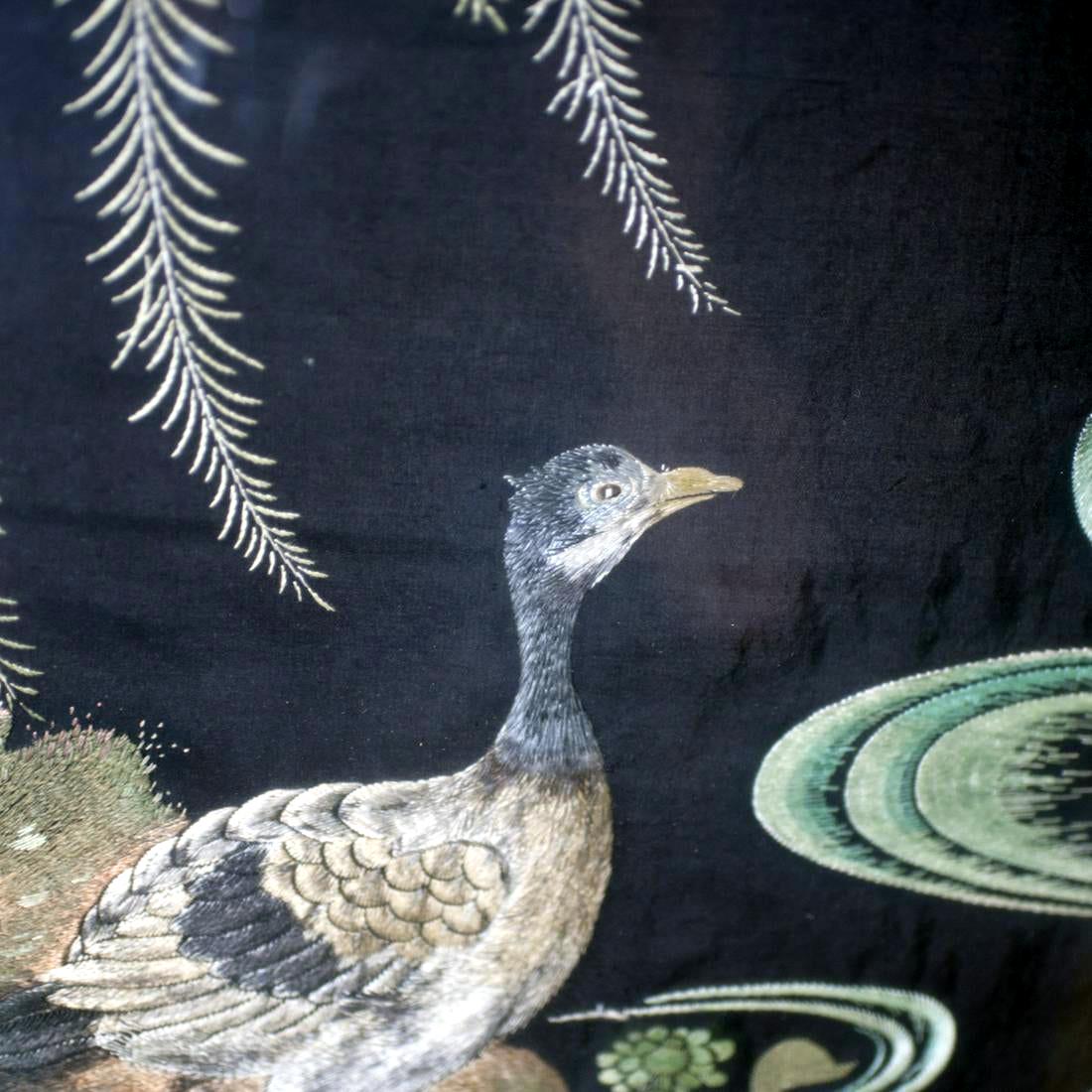 Une exquise pièce de broderie japonaise datant de la fin du XIXe siècle et du début du XXe siècle de la période Meiji. Le panneau de soie représente un paysage aquatique idyllique, dans lequel trois canards mandarins nagent dans un étang sous un