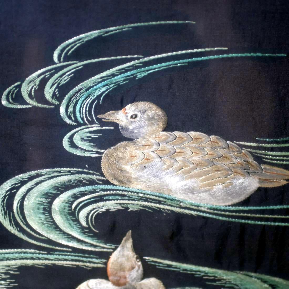 Gerahmtes antikes japanisches besticktes Seidenpaneel, signiert (Japonismus) im Angebot