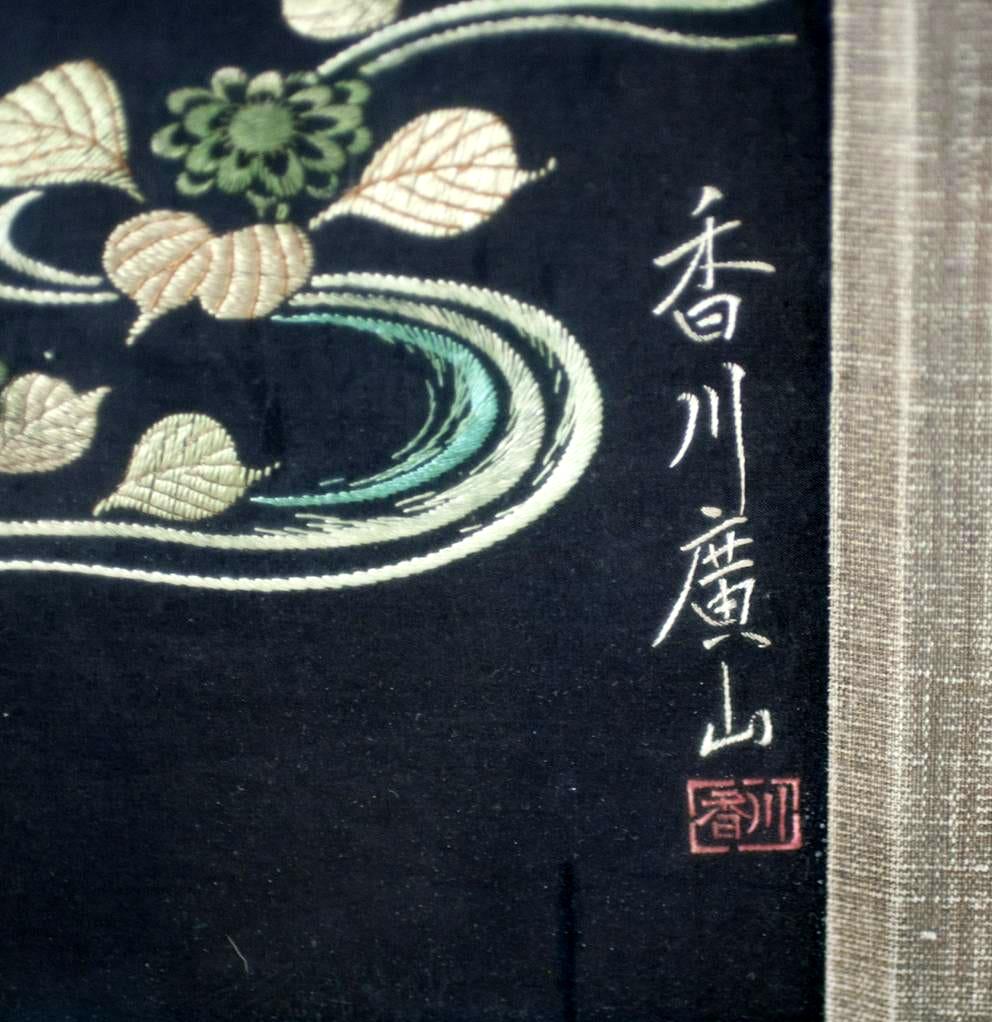 Gerahmtes antikes japanisches besticktes Seidenpaneel, signiert (Japanisch) im Angebot
