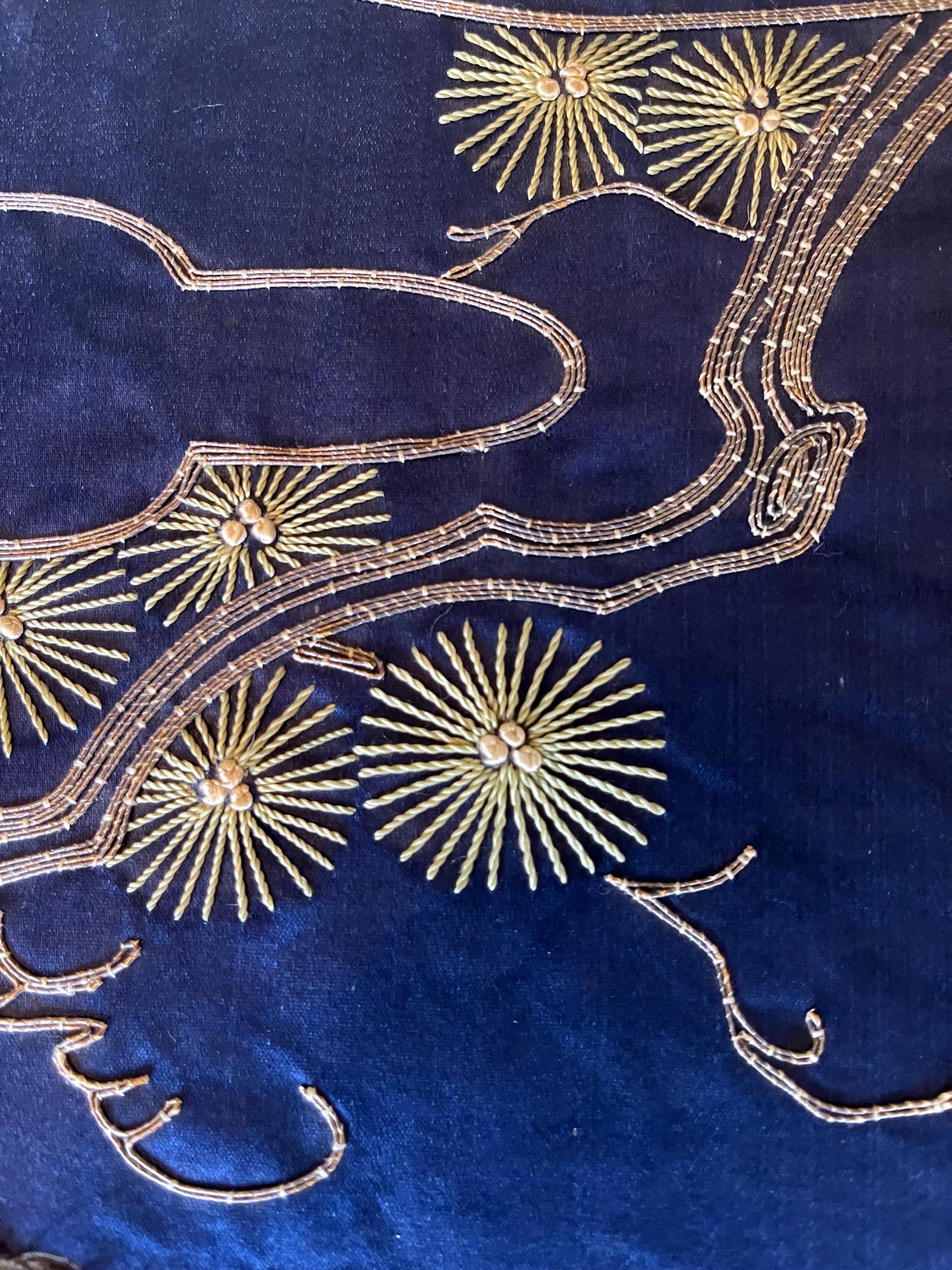 Panneau textile japonais ancien encadré de broderie de soie Fukusa en vente 8