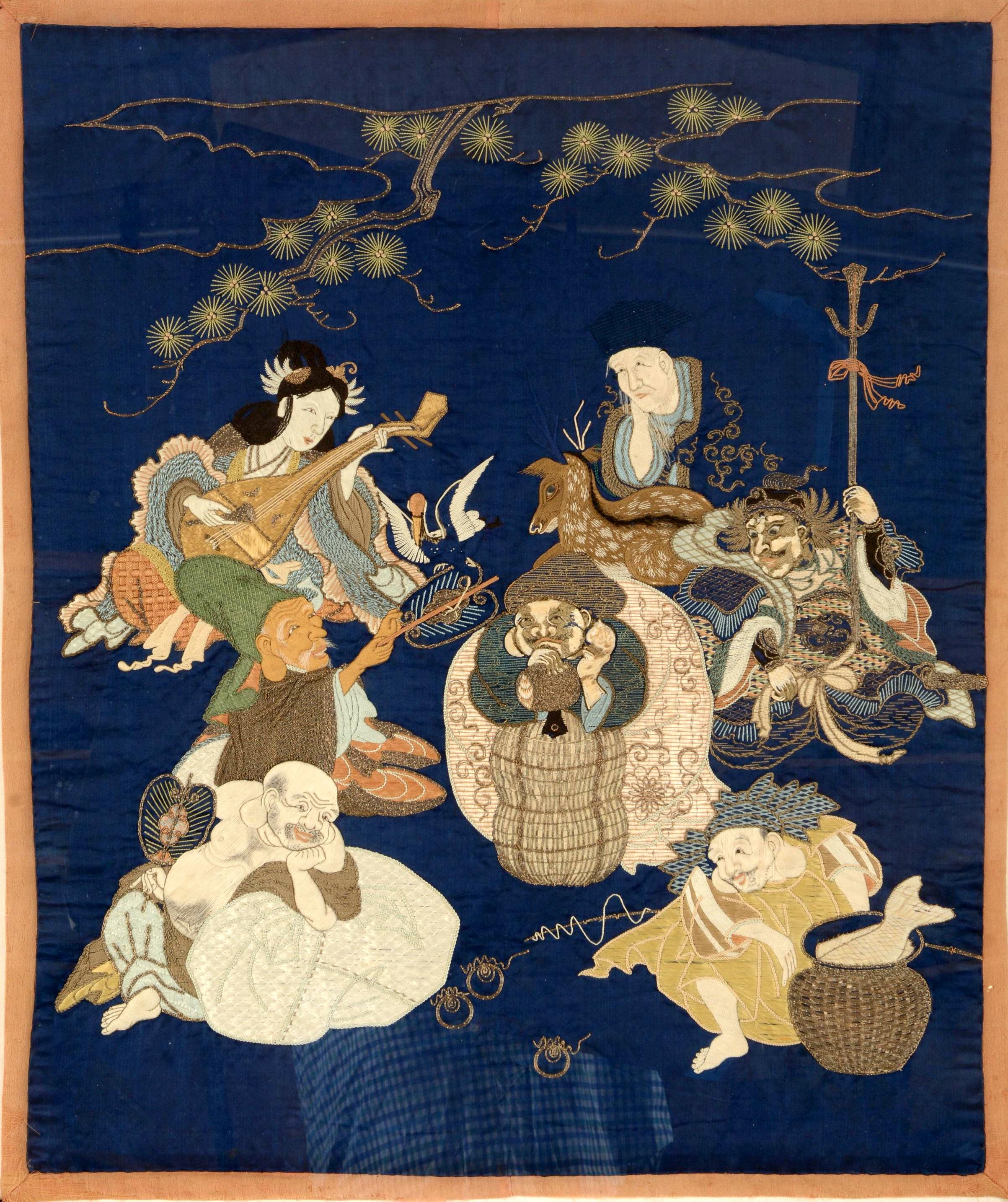 Ein japanisches Fukusa-Paneel mit Quasten in einem vergoldeten Rahmen aus der Meiji-Periode. Fukusa ist eine traditionelle japanische Textilkunst, mit der Geschenke bei wichtigen Anlässen verpackt werden. Auf dem tiefblauen Hintergrund zeigt die