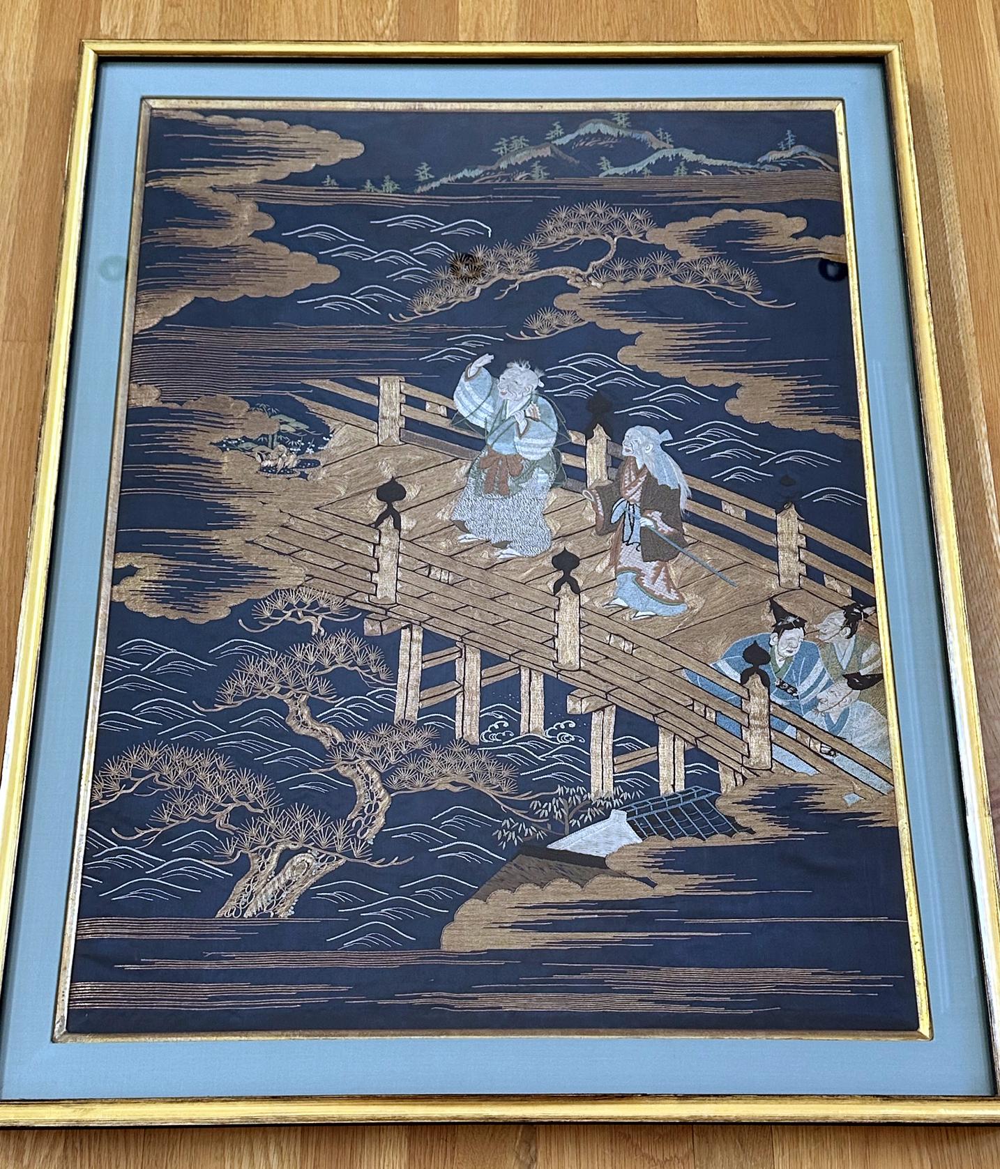 Ein fein besticktes japanisches Fukusa-Paneel aus Seide, präsentiert in einem schönen, mit Seide ausgekleideten Rahmen aus Goldholz (neu gerahmt und verglast), circa Ende des 19. Jahrhunderts der Meiji-Periode. Fukusa ist eine traditionelle