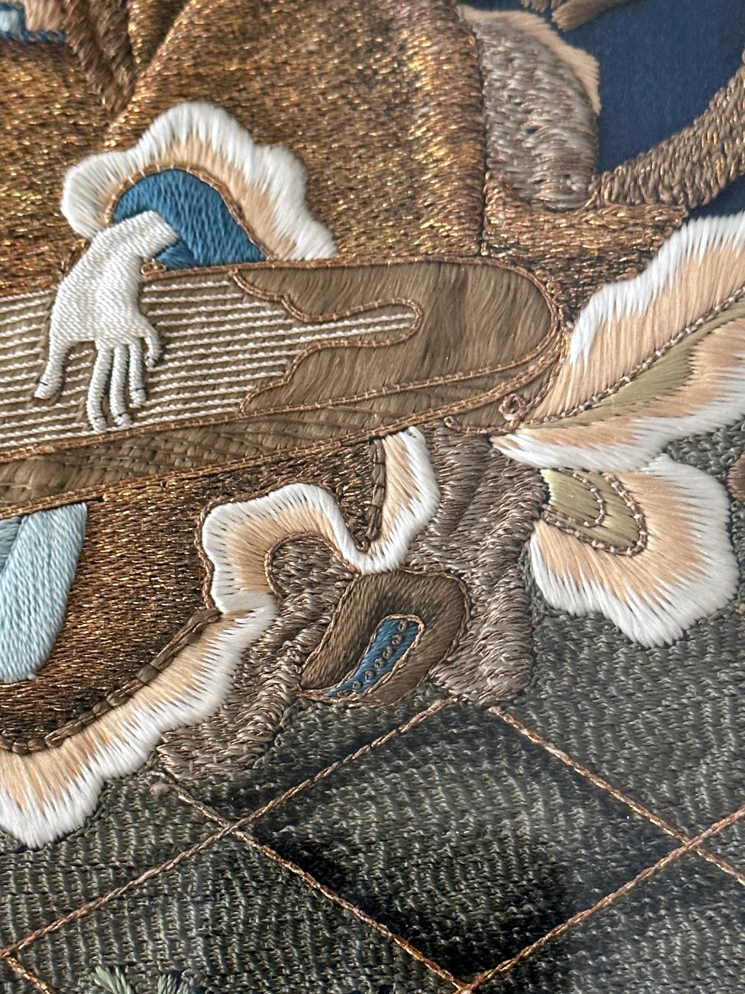 Gerahmte antike japanische Fukusa-Textil-Tafel mit Stickerei im Angebot 6